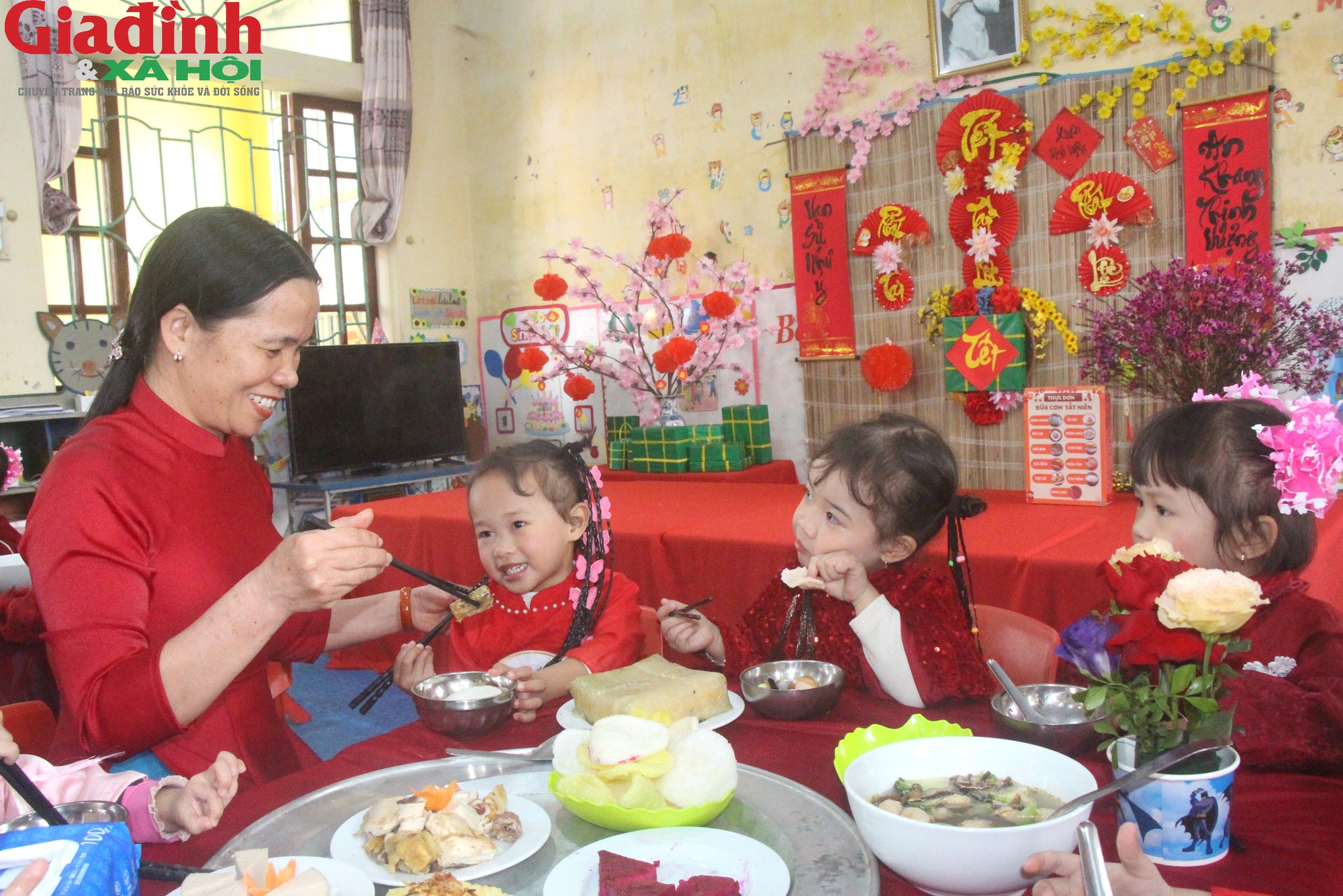 Bữa cơm tất niên 'đặc biệt'của trẻ mầm non: Giáo dục cội nguồn, trải nghiệm Tết cổ truyền - Ảnh 6. Bữa cơm tất niên 'đặc biệt'của trẻ mầm non: Giáo dục cội nguồn, trải nghiệm Tết cổ truyền - Ảnh 6.