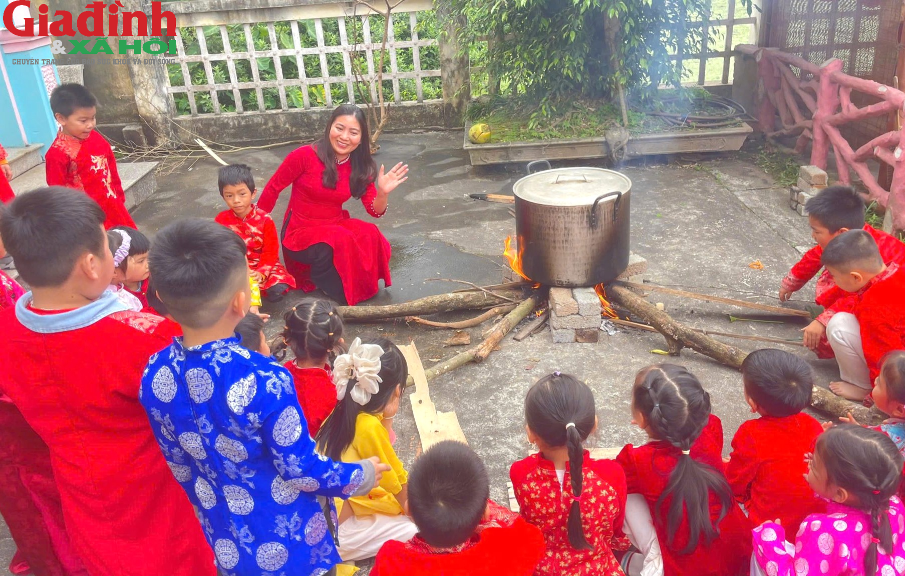 Bữa cơm tất niên 'đặc biệt'của trẻ mầm non: Giáo dục cội nguồn, trải nghiệm Tết cổ truyền - Ảnh 9. Bữa cơm tất niên 'đặc biệt'của trẻ mầm non: Giáo dục cội nguồn, trải nghiệm Tết cổ truyền - Ảnh 9.