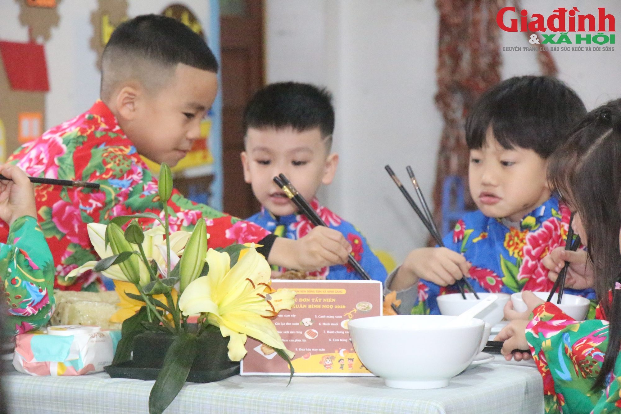 Bữa cơm tất niên 'đặc biệt'của trẻ mầm non: Giáo dục cội nguồn, trải nghiệm Tết cổ truyền - Ảnh 7. Bữa cơm tất niên 'đặc biệt'của trẻ mầm non: Giáo dục cội nguồn, trải nghiệm Tết cổ truyền - Ảnh 7.