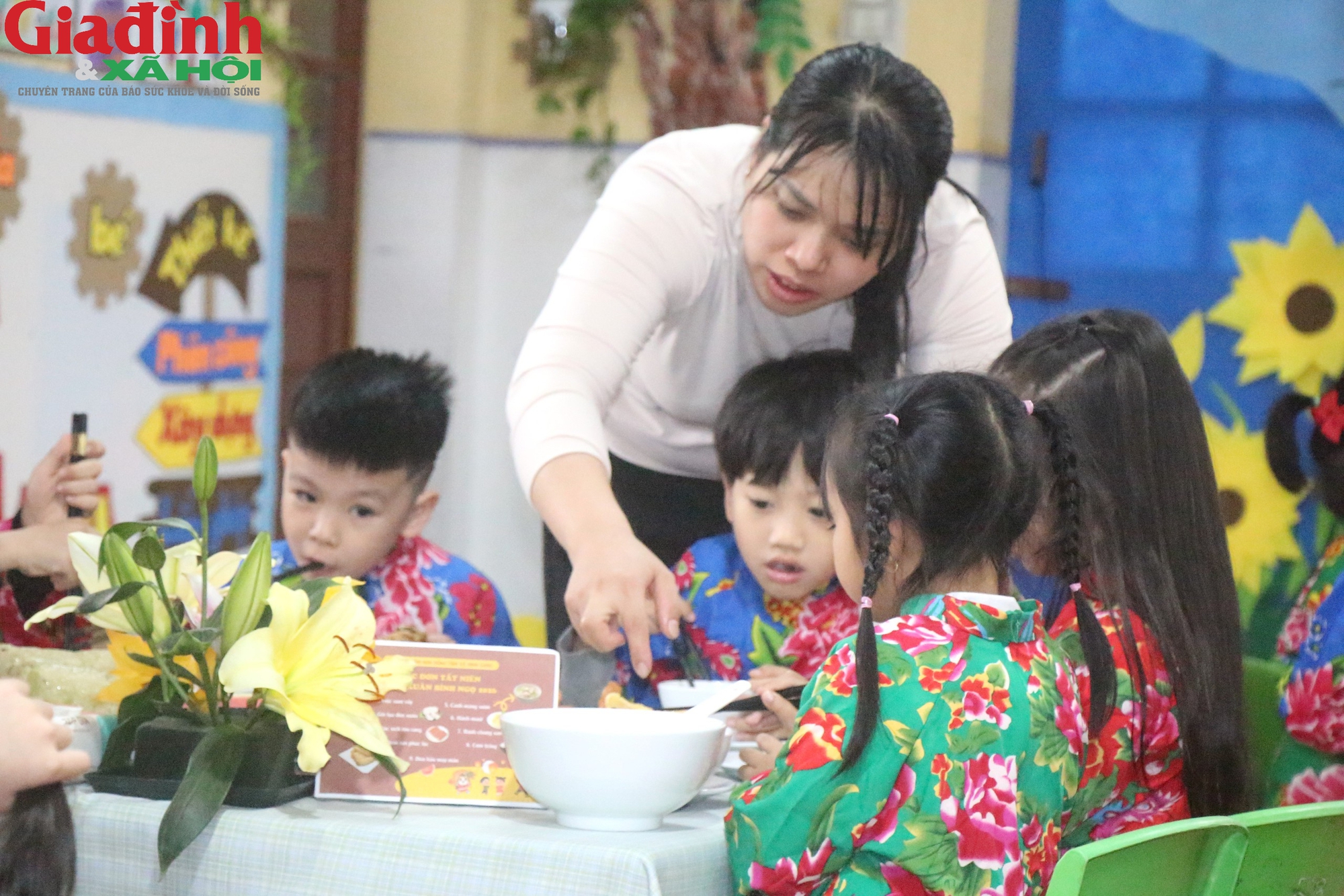 Bữa cơm tất niên 'đặc biệt'của trẻ mầm non: Giáo dục cội nguồn, trải nghiệm Tết cổ truyền - Ảnh 12. Bữa cơm tất niên 'đặc biệt'của trẻ mầm non: Giáo dục cội nguồn, trải nghiệm Tết cổ truyền - Ảnh 12.