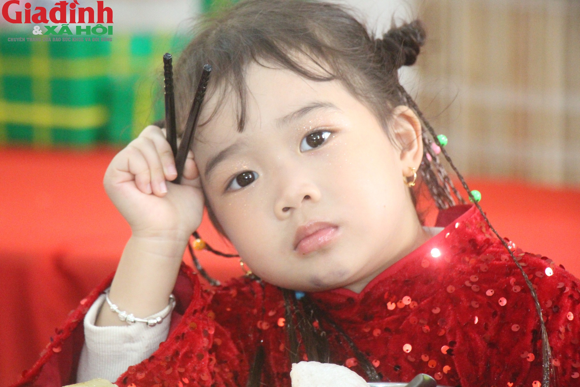 Bữa cơm tất niên 'đặc biệt'của trẻ mầm non: Giáo dục cội nguồn, trải nghiệm Tết cổ truyền - Ảnh 17. Bữa cơm tất niên 'đặc biệt'của trẻ mầm non: Giáo dục cội nguồn, trải nghiệm Tết cổ truyền - Ảnh 17.