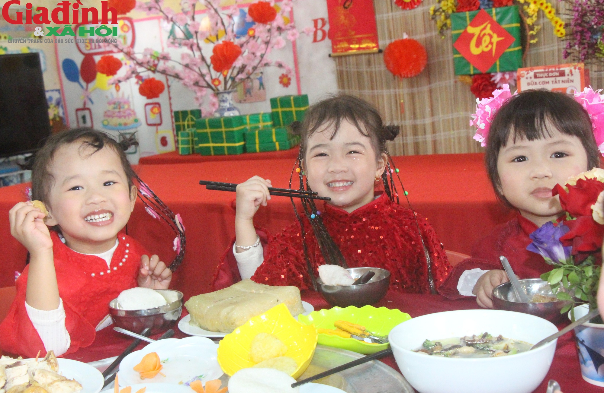 Bữa cơm tất niên 'đặc biệt'của trẻ mầm non: Giáo dục cội nguồn, trải nghiệm Tết cổ truyền - Ảnh 19. Bữa cơm tất niên 'đặc biệt'của trẻ mầm non: Giáo dục cội nguồn, trải nghiệm Tết cổ truyền - Ảnh 19.