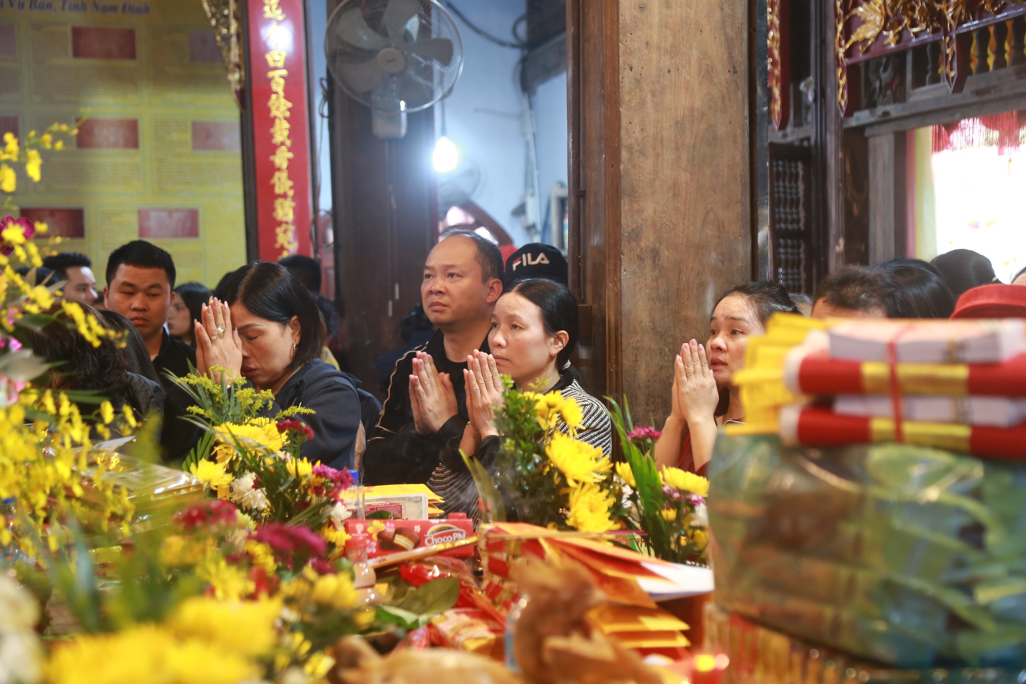 Người d&acirc;n n&ocirc; nức về phủ Dầy Ninh B&igrave;nh cầu may đầu xu&acirc;n 2026 - Ảnh 6.