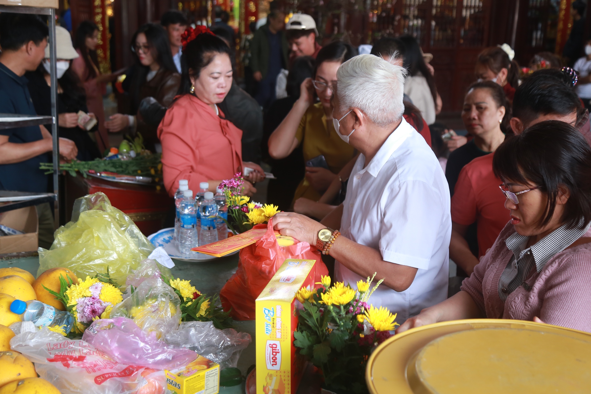 Người d&acirc;n n&ocirc; nức về phủ Dầy Ninh B&igrave;nh cầu may đầu xu&acirc;n 2026 - Ảnh 3.