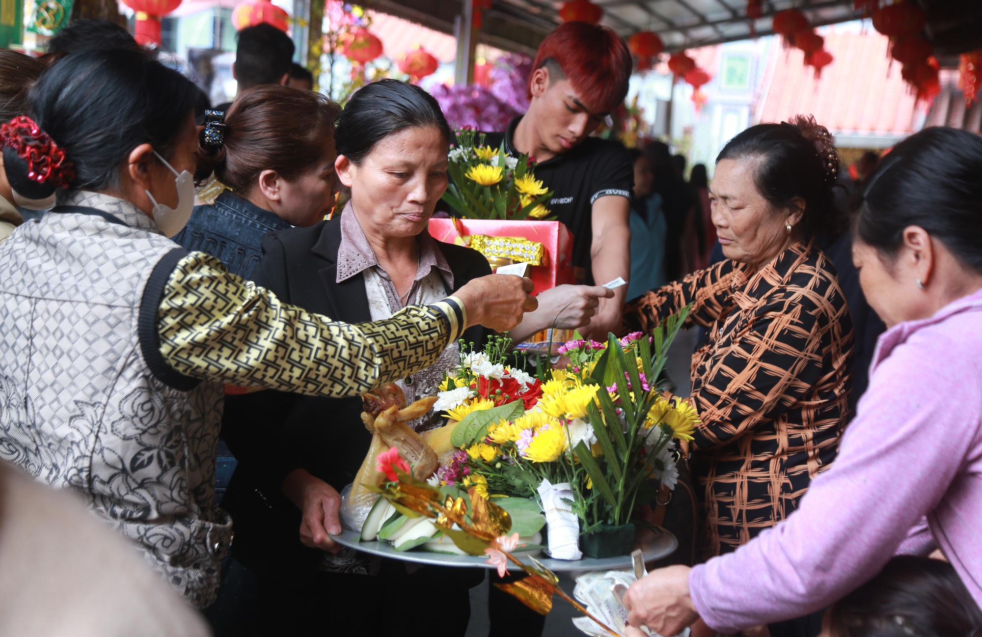Người d&acirc;n n&ocirc; nức về phủ Dầy Ninh B&igrave;nh cầu may đầu xu&acirc;n 2026 - Ảnh 2.