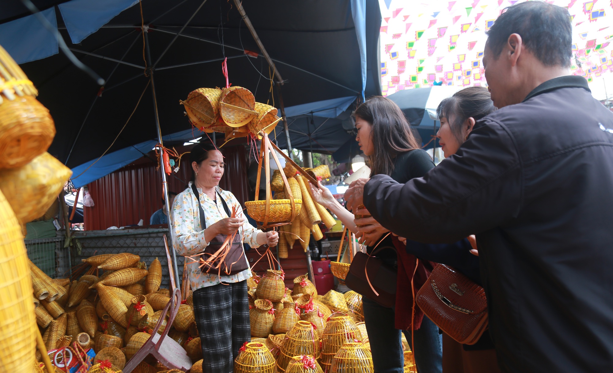 Người d&acirc;n n&ocirc; nức về phủ Dầy Ninh B&igrave;nh cầu may đầu xu&acirc;n 2026 - Ảnh 11.