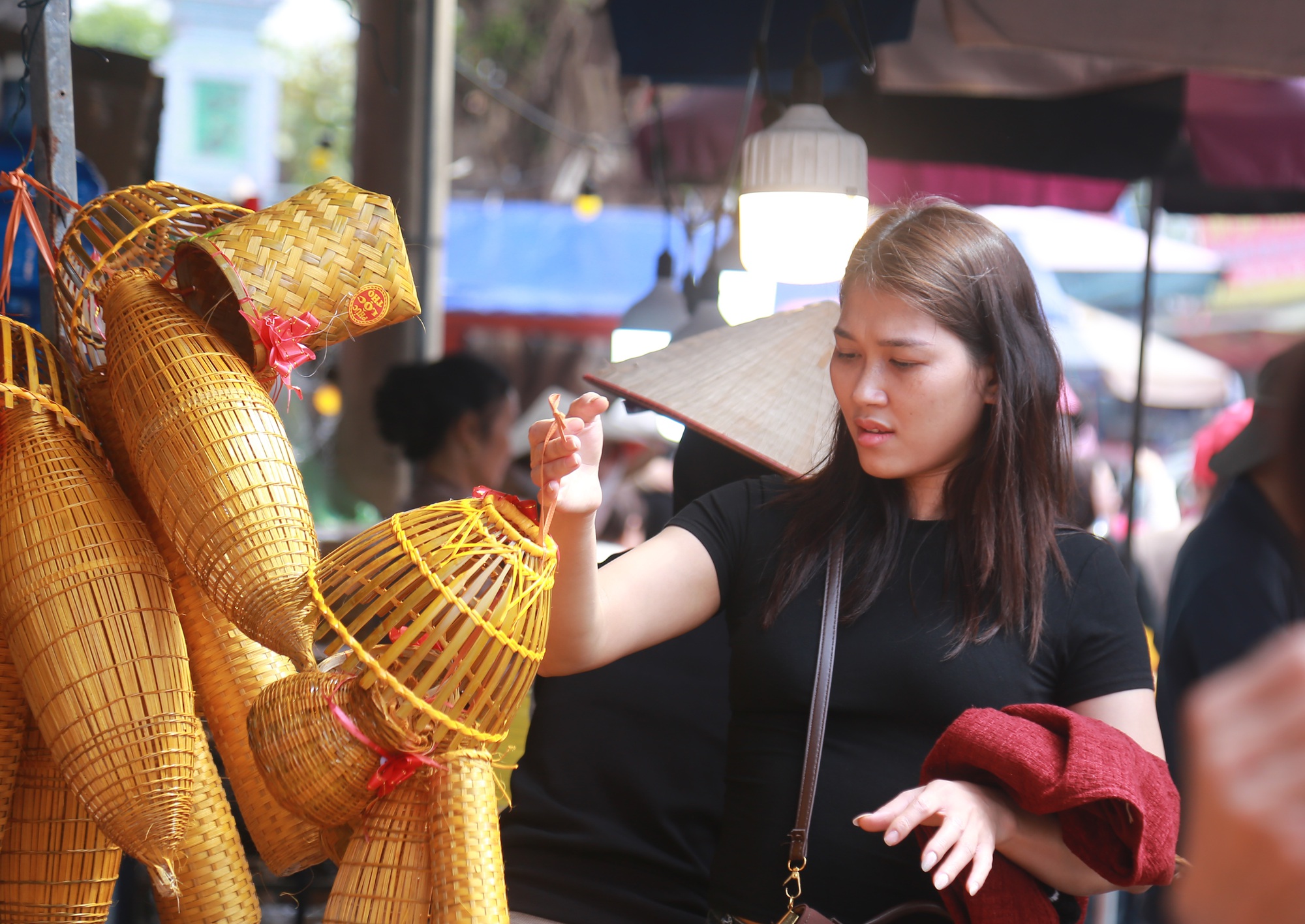 Người d&acirc;n n&ocirc; nức về phủ Dầy Ninh B&igrave;nh cầu may đầu xu&acirc;n 2026 - Ảnh 12.