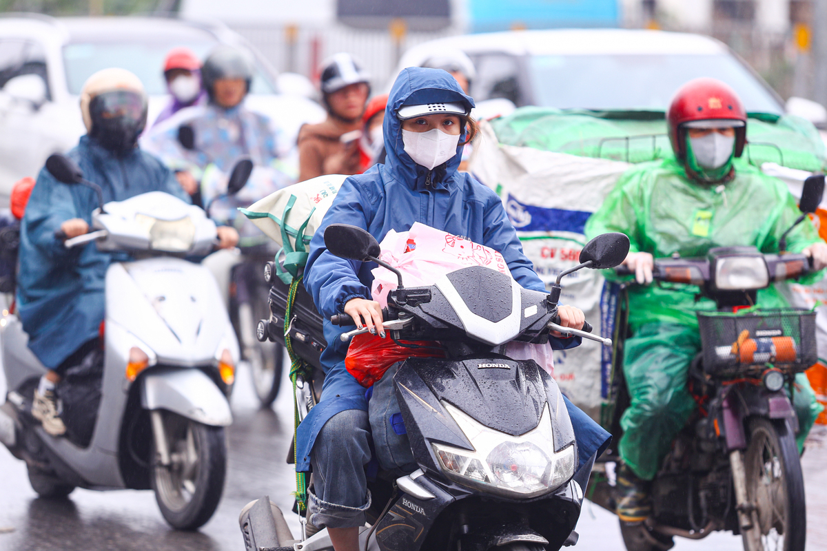 Đợt Mưa Gió Đông Người Ùn Ùn Đổ Về Thủ Đô Sau Kỳ Nghỉ Tết