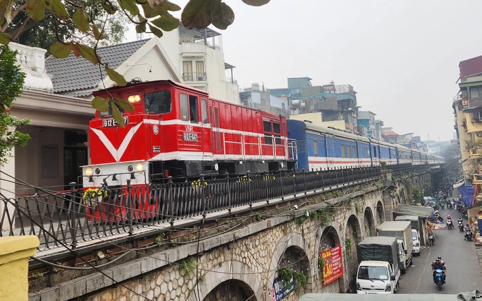 Ngành đường sắt giảm tần suất tàu khách qua trung tâm Hà Nội, CSGT tăng cường tuần tra