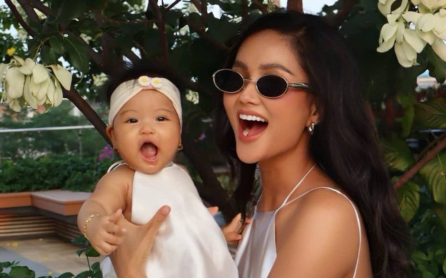 Vợ chồng H'Hen Niê gây chú ý trong ngày đặc biệt - Ảnh 1. Vợ chồng H'Hen Niê gây chú ý trong ngày đặc biệt - Ảnh 1.