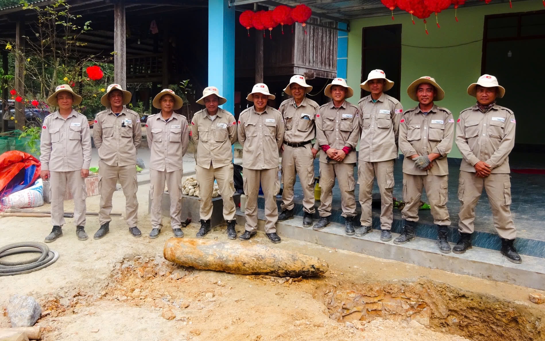 Ph&aacute;t hiện quả bom 226kg s&aacute;t m&oacute;ng nh&agrave; d&acirc;n