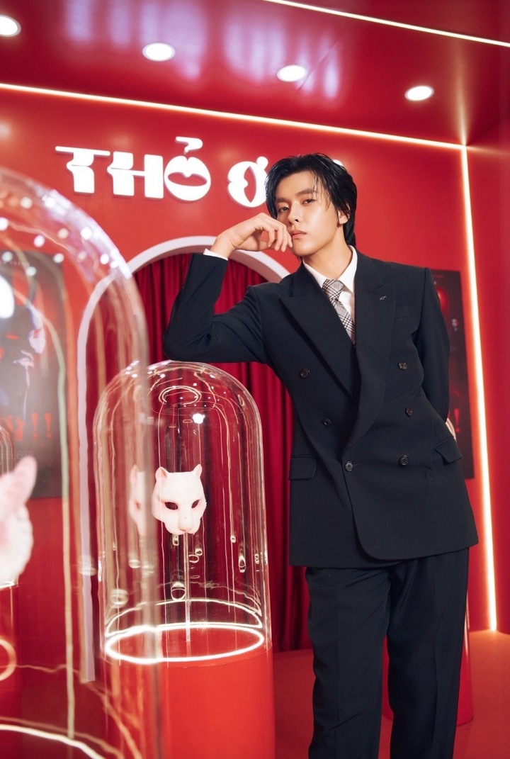 Điều &iacute;t biết về mỹ nam cao 1m92 đ&oacute;ng ch&iacute;nh phim đang dẫn đầu ph&ograve;ng v&eacute; Việt - Ảnh 1.