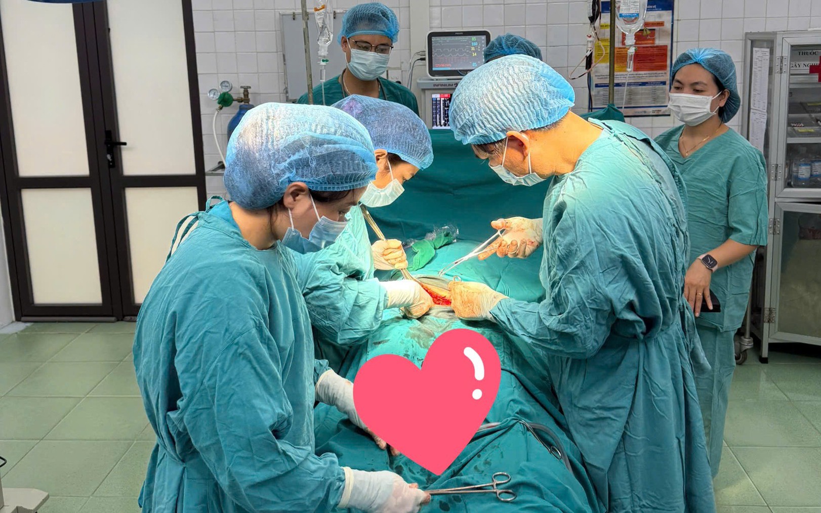 Sản phụ 39 tuổi vỡ thai ngoài tử cung thoát cửa tử nhờ 2 điều dưỡng kịp thời hiến máu