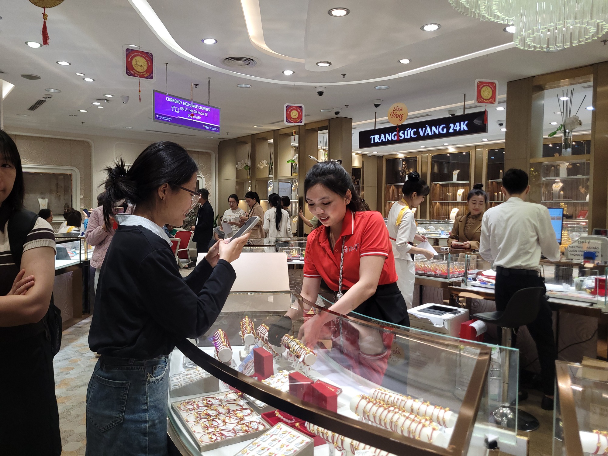 H&agrave; Nội s&ocirc;i động mua v&agrave;ng ng&agrave;y v&iacute;a Thần t&agrave;i 2026: Bảo vệ người ti&ecirc;u d&ugrave;ng hiệu quả - Ảnh 6.