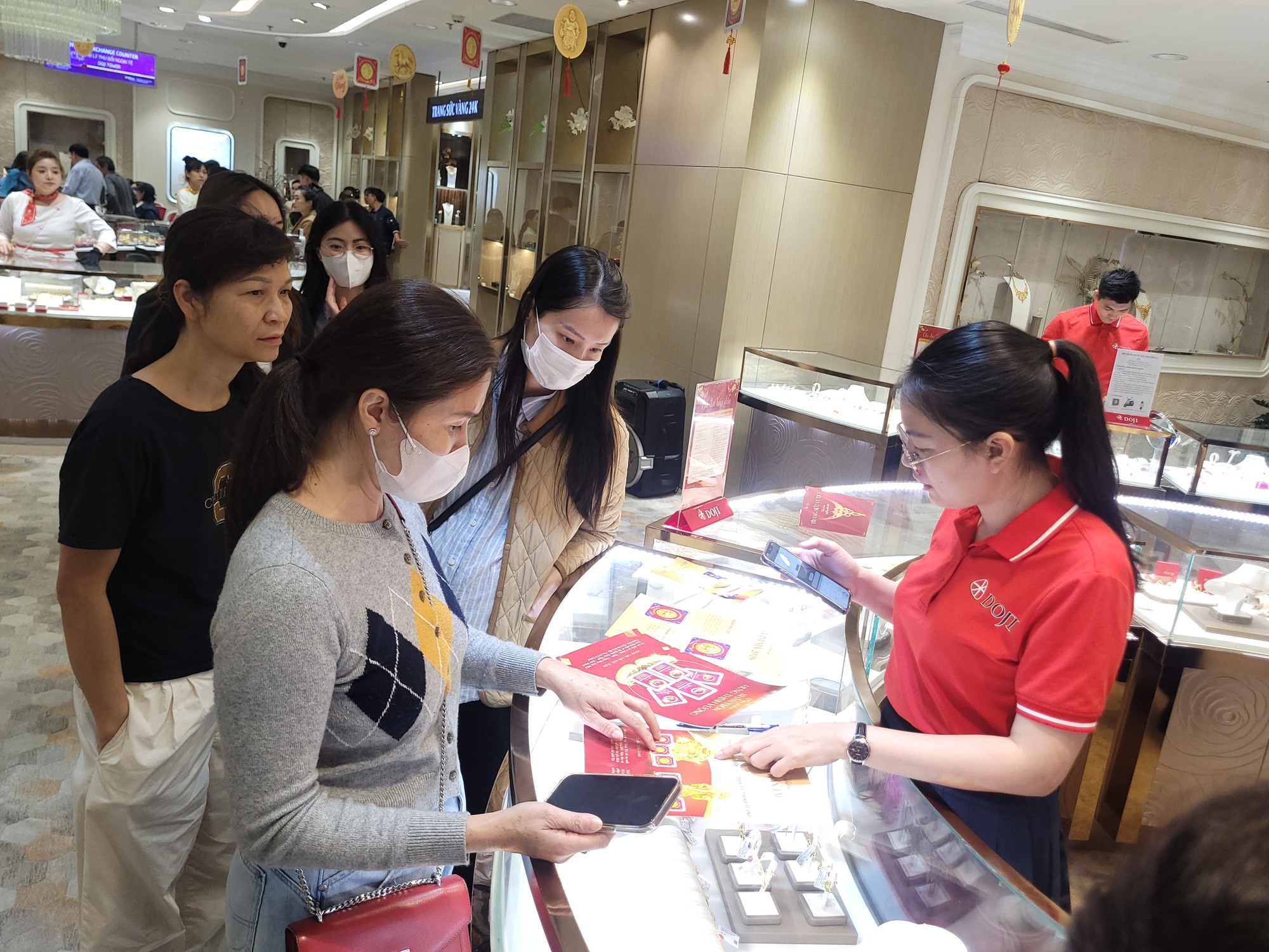 H&agrave; Nội s&ocirc;i động mua v&agrave;ng ng&agrave;y v&iacute;a Thần t&agrave;i 2026: Bảo vệ người ti&ecirc;u d&ugrave;ng hiệu quả - Ảnh 3.