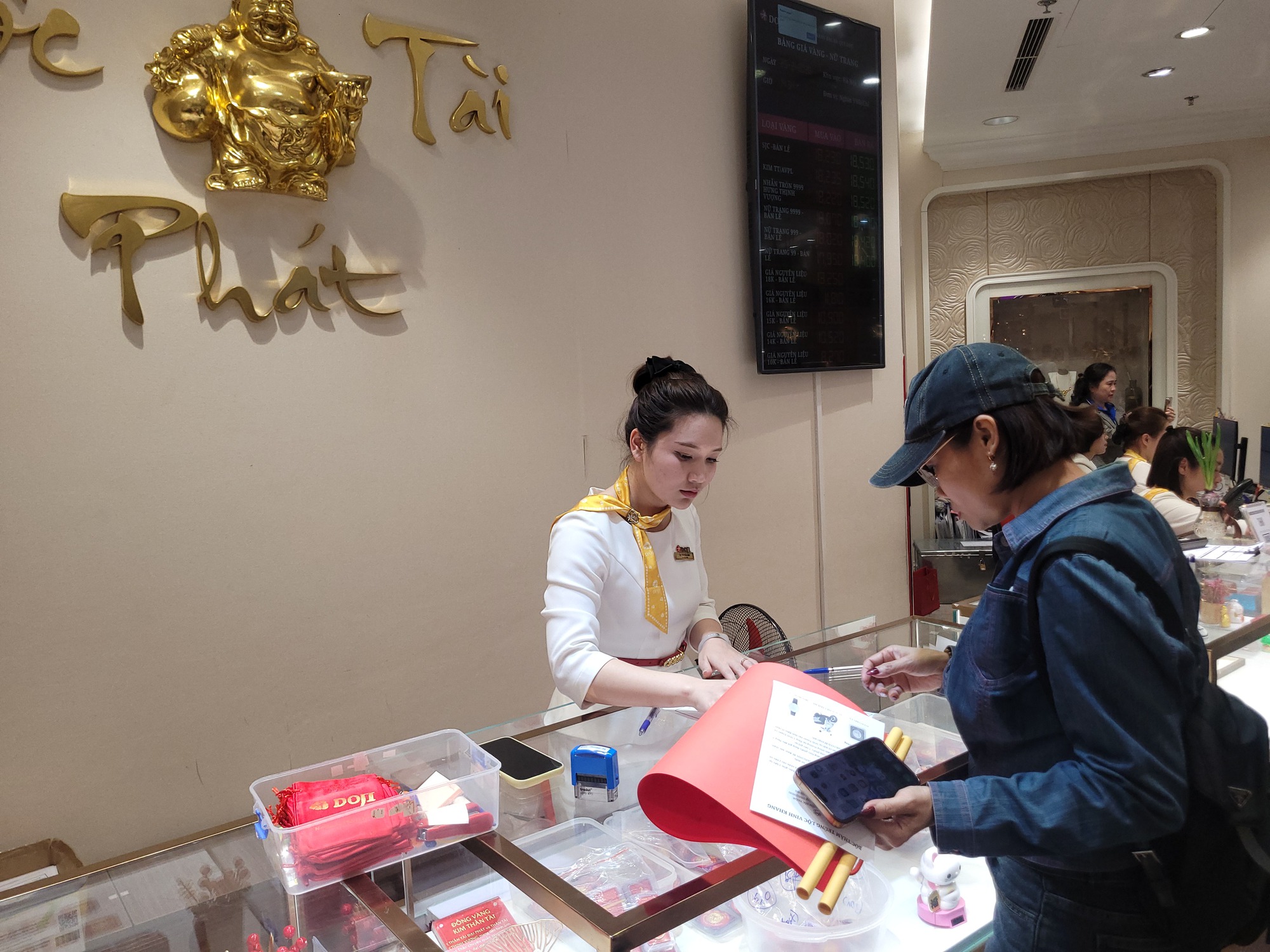 H&agrave; Nội s&ocirc;i động mua v&agrave;ng ng&agrave;y v&iacute;a Thần t&agrave;i 2026: Bảo vệ người ti&ecirc;u d&ugrave;ng hiệu quả - Ảnh 5.