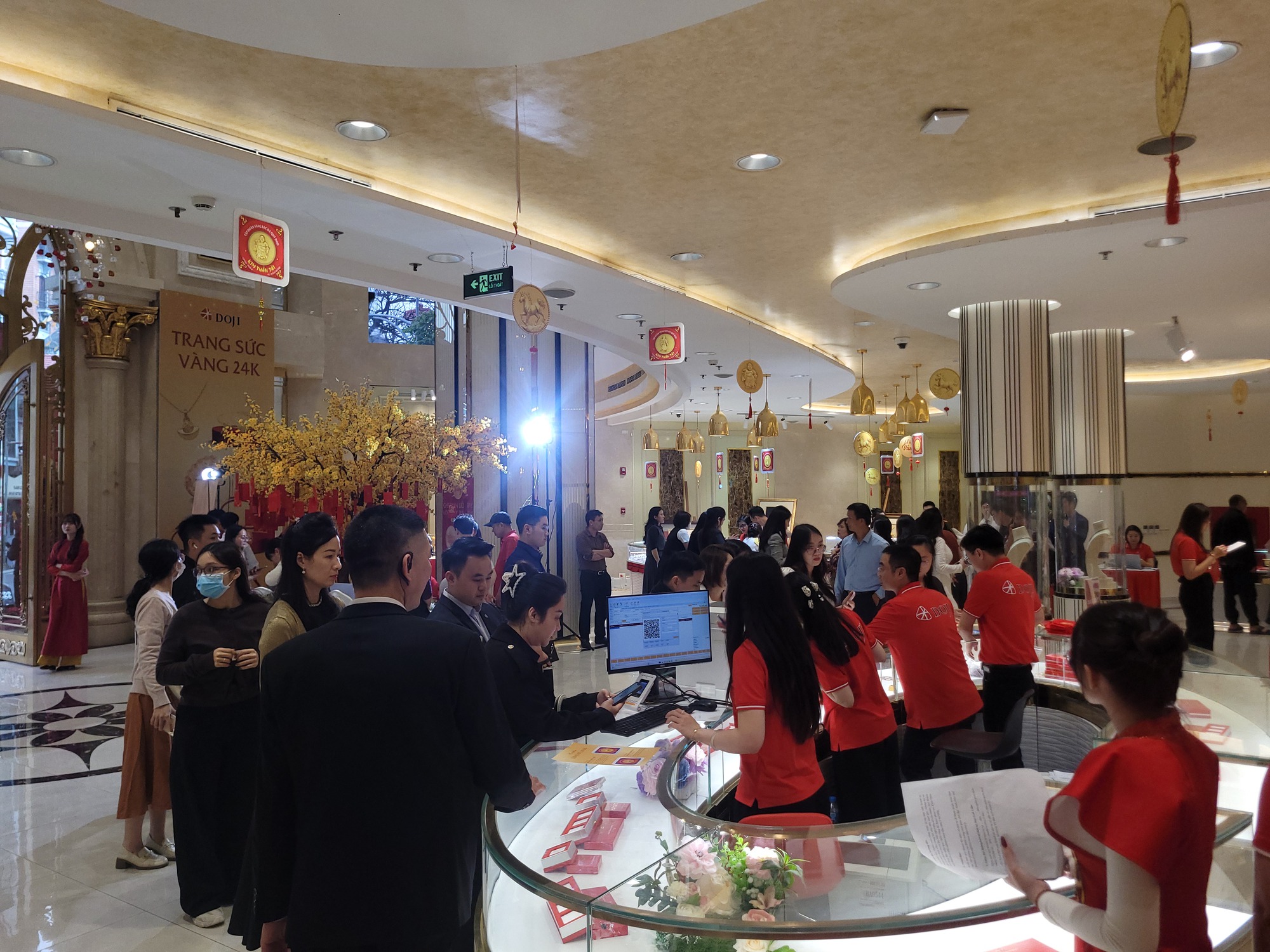 H&agrave; Nội s&ocirc;i động mua v&agrave;ng ng&agrave;y v&iacute;a Thần t&agrave;i 2026: Bảo vệ người ti&ecirc;u d&ugrave;ng hiệu quả - Ảnh 2.