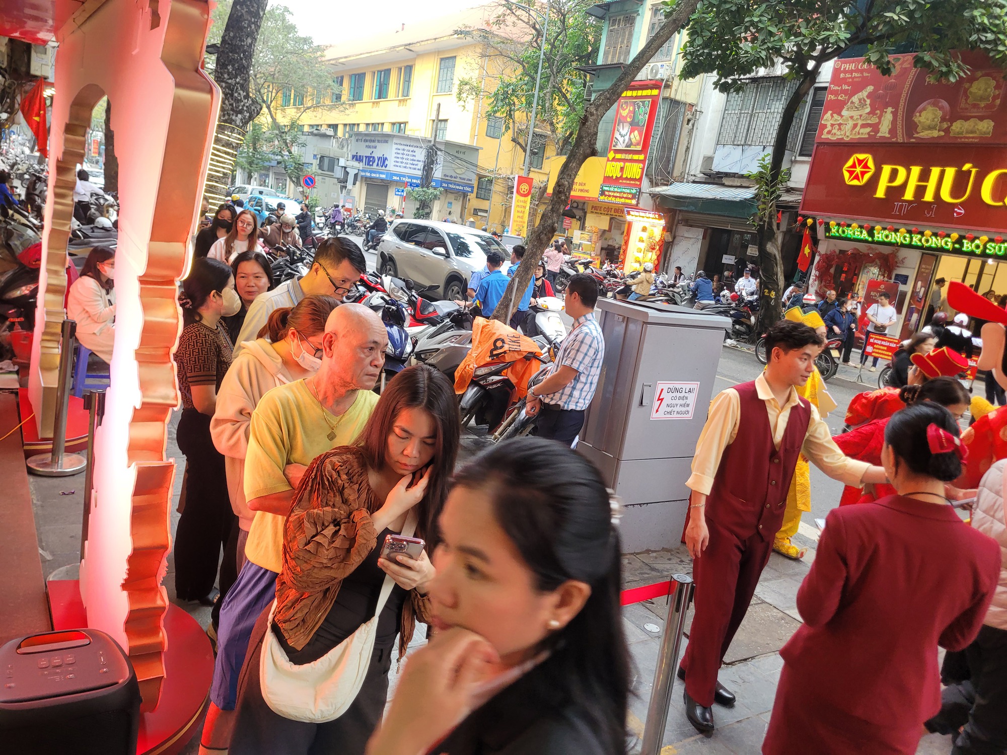H&agrave; Nội s&ocirc;i động mua v&agrave;ng ng&agrave;y v&iacute;a Thần t&agrave;i 2026: Bảo vệ người ti&ecirc;u d&ugrave;ng hiệu quả - Ảnh 8.