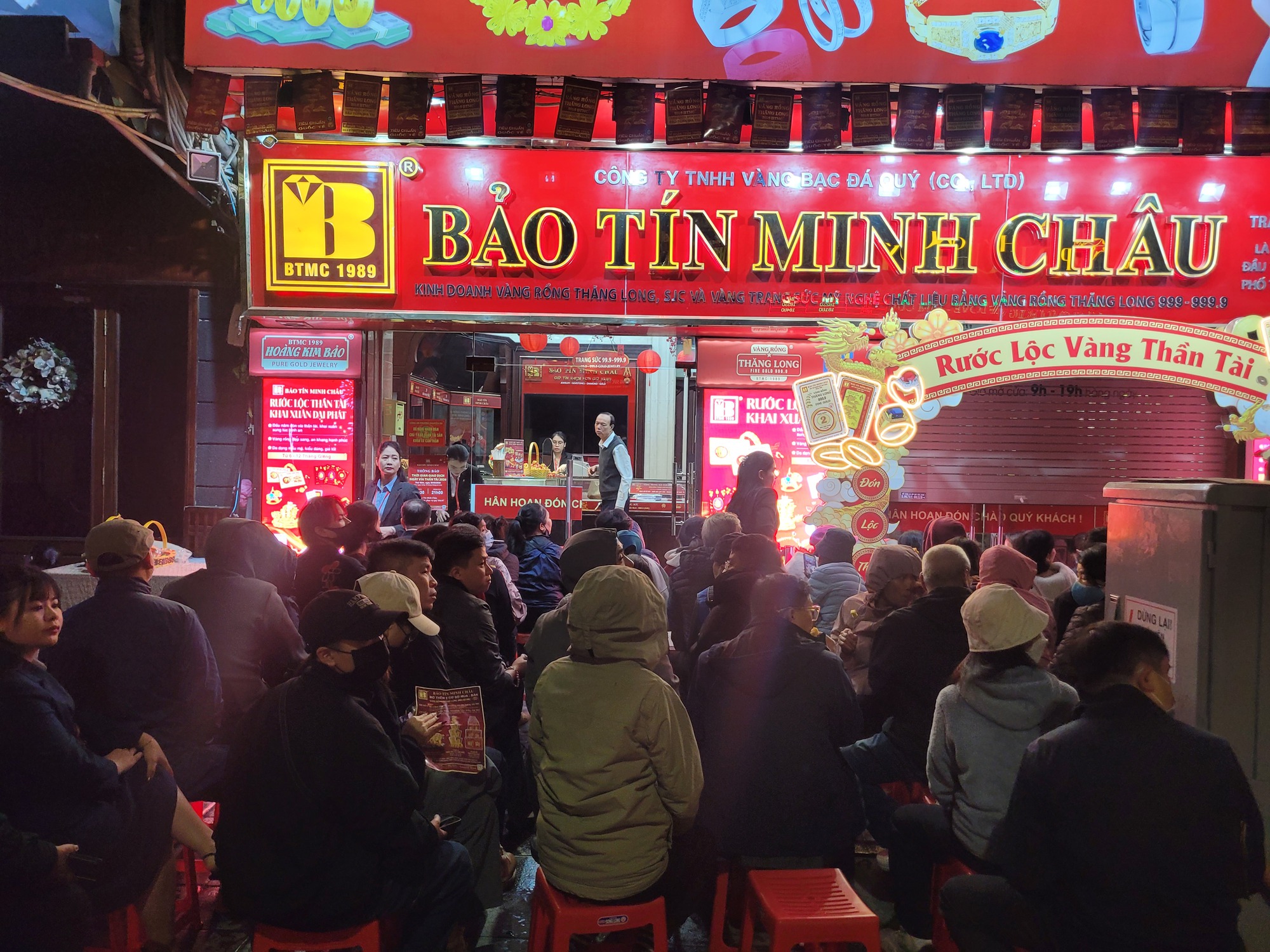 Hà Nội Tấp nập người dân mua vàng Thần Tài cầu may mắn ngày vía Thần Tài 2026 - Ảnh 1. Hà Nội Tấp nập người dân mua vàng Thần Tài cầu may mắn ngày vía Thần Tài 2026 - Ảnh 1.