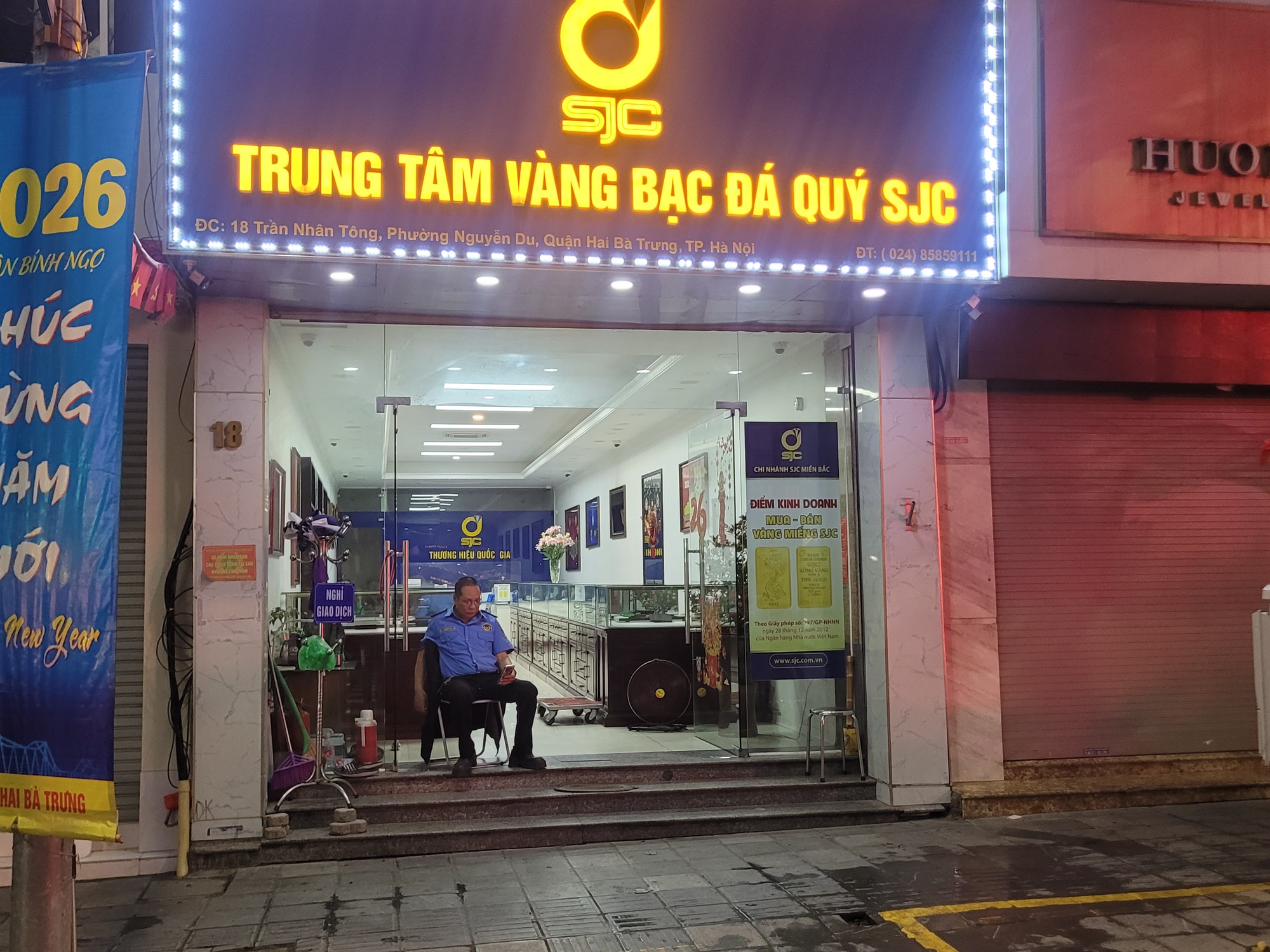 Hà Nội Tấp nập người dân mua vàng Thần Tài cầu may mắn ngày vía Thần Tài 2026 - Ảnh 6. Hà Nội Tấp nập người dân mua vàng Thần Tài cầu may mắn ngày vía Thần Tài 2026 - Ảnh 6.