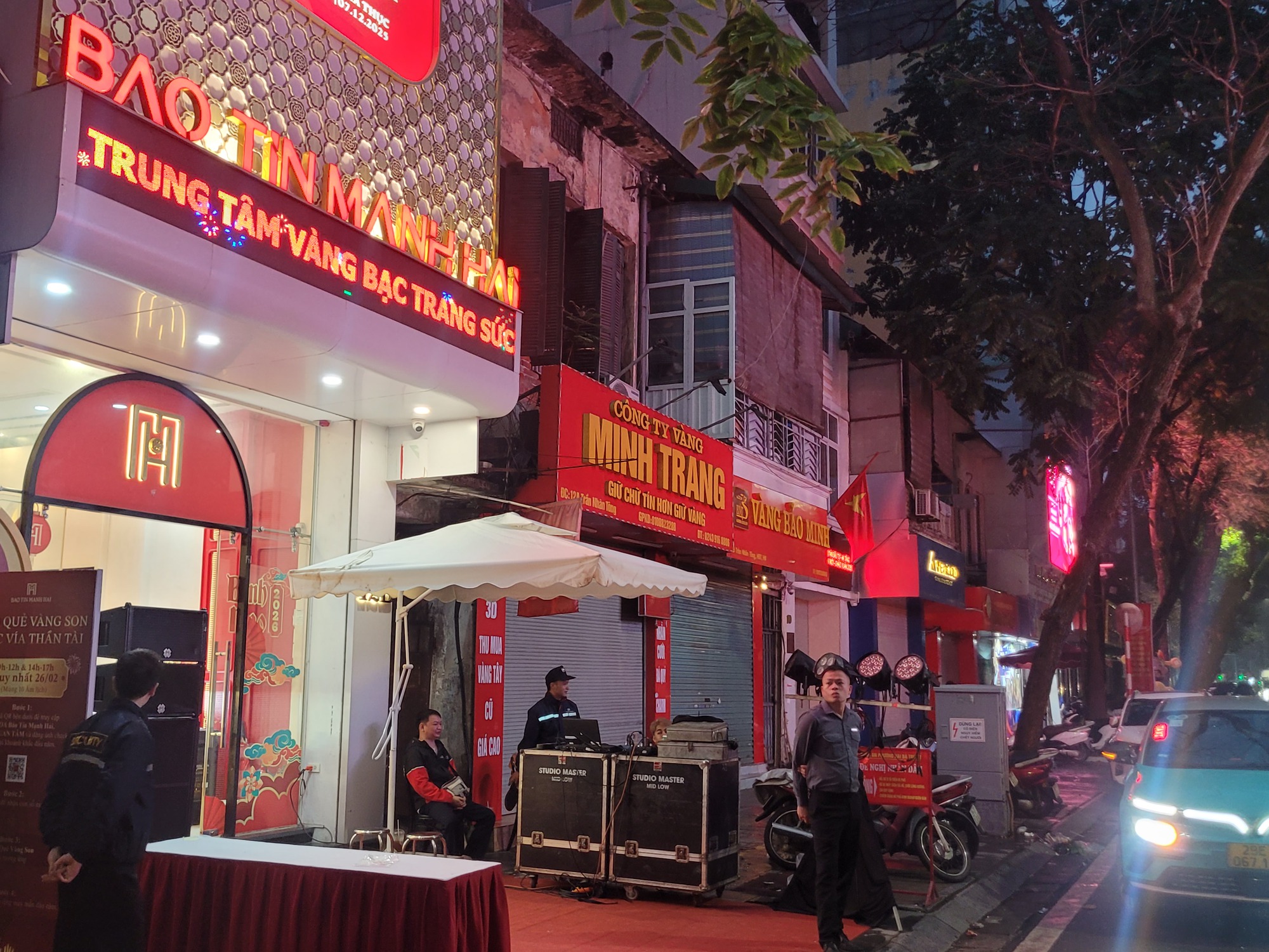 Hà Nội Tấp nập người dân mua vàng Thần Tài cầu may mắn ngày vía Thần Tài 2026 - Ảnh 7. Hà Nội Tấp nập người dân mua vàng Thần Tài cầu may mắn ngày vía Thần Tài 2026 - Ảnh 7.