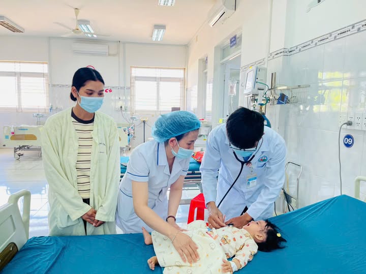 Bé 8 tháng tuổi nguy kịch vì hóc hạt hướng dương, bác sĩ cảnh báo tai nạn dị vật dịp Tết - Ảnh 1.