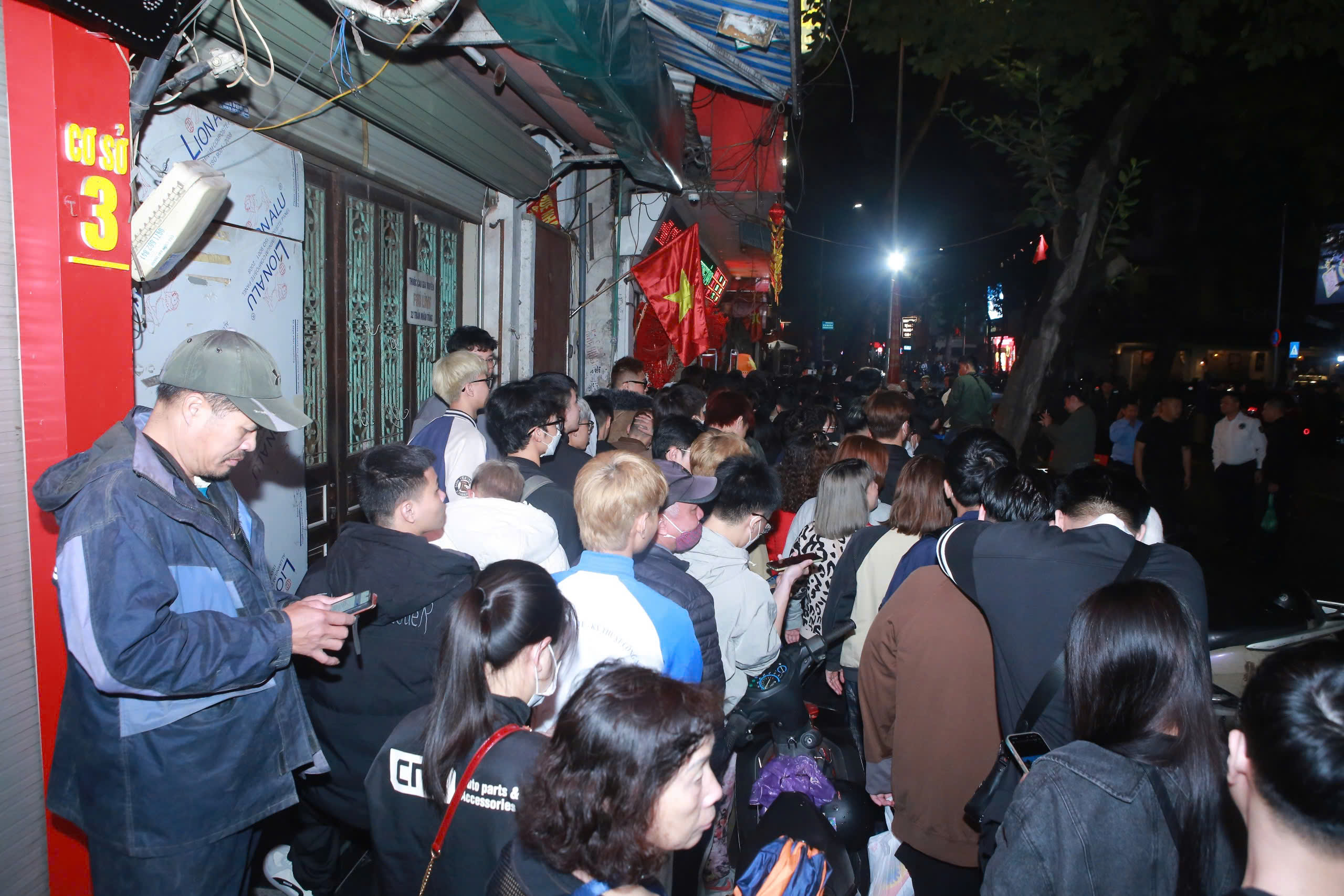 Hà Nội Tấp nập người dân mua vàng Thần Tài cầu may mắn ngày vía Thần Tài 2026 - Ảnh 5. Hà Nội Tấp nập người dân mua vàng Thần Tài cầu may mắn ngày vía Thần Tài 2026 - Ảnh 5.