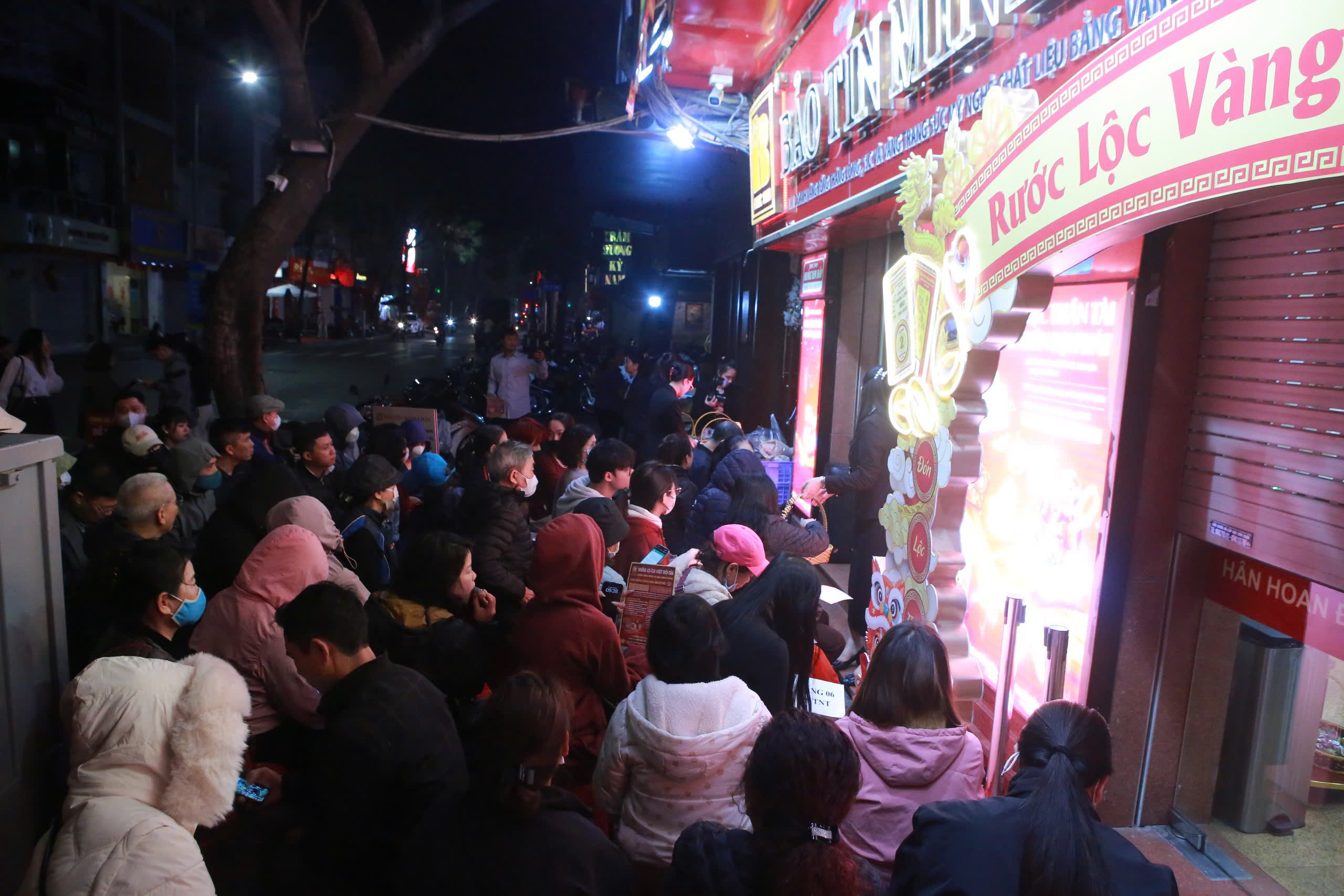 Hà Nội Tấp nập người dân mua vàng Thần Tài cầu may mắn ngày vía Thần Tài 2026 - Ảnh 2. Hà Nội Tấp nập người dân mua vàng Thần Tài cầu may mắn ngày vía Thần Tài 2026 - Ảnh 2.