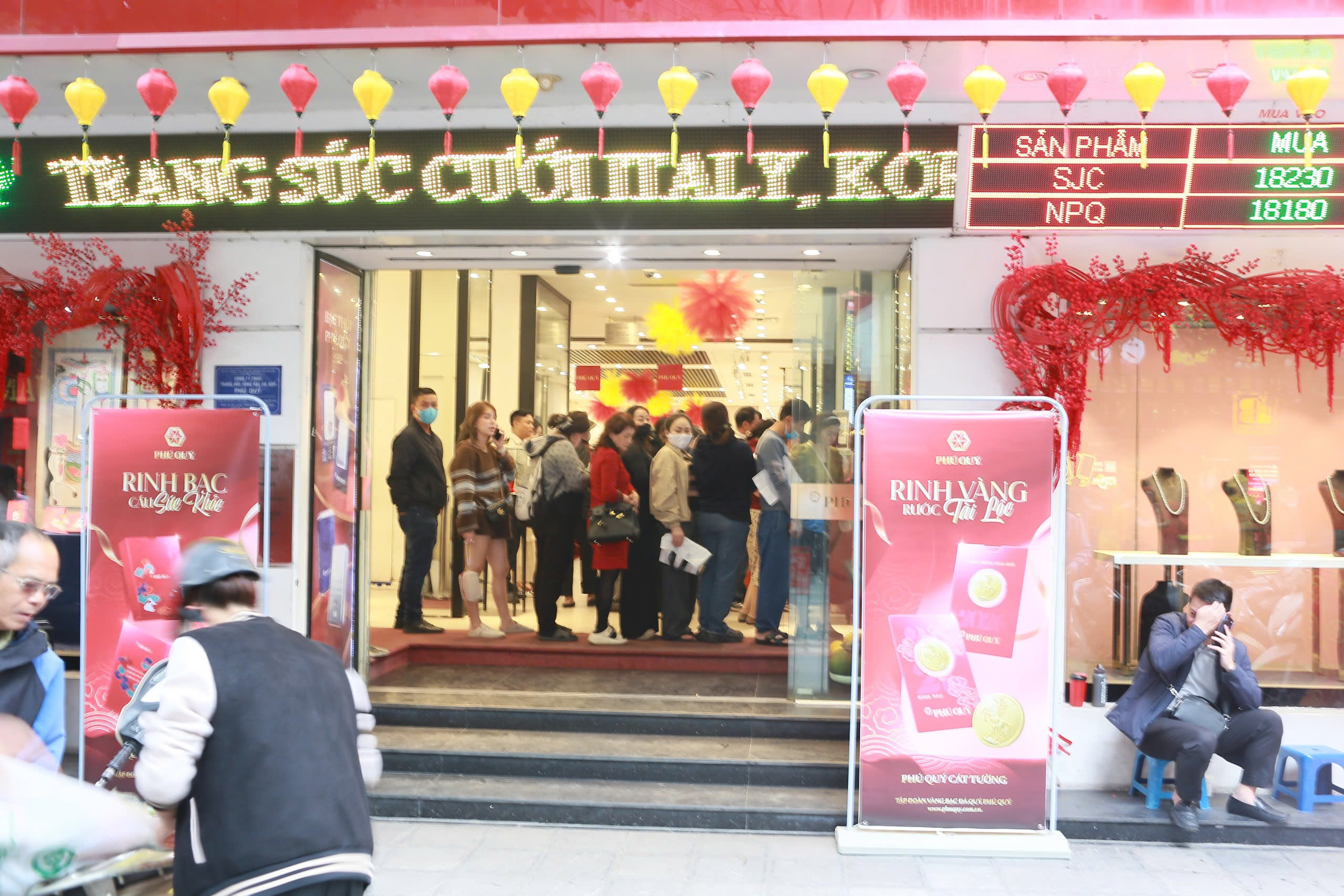 H&agrave; Nội s&ocirc;i động mua v&agrave;ng ng&agrave;y v&iacute;a Thần t&agrave;i 2026: Bảo vệ người ti&ecirc;u d&ugrave;ng hiệu quả - Ảnh 11.