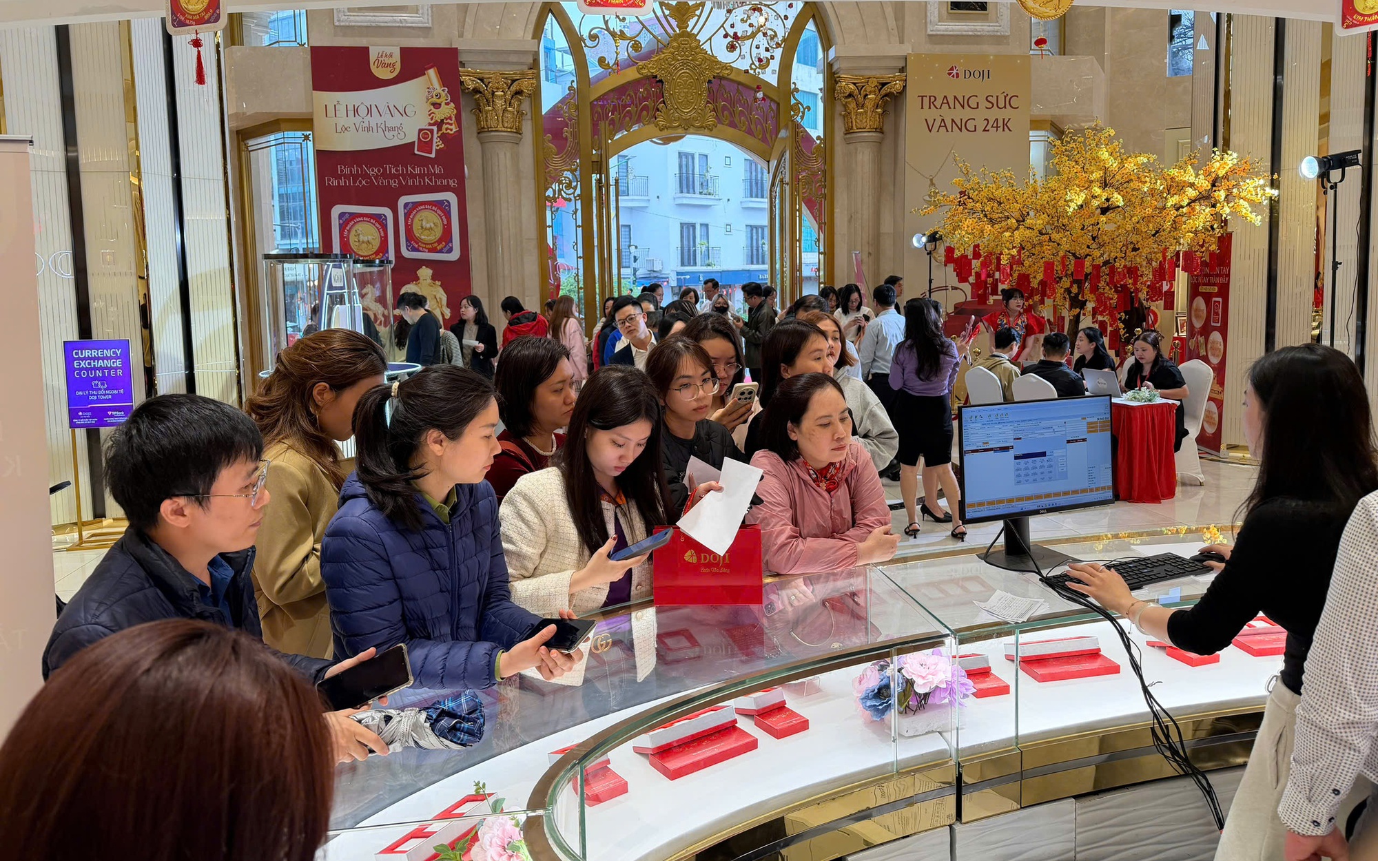 H&agrave; Nội s&ocirc;i động mua v&agrave;ng ng&agrave;y v&iacute;a Thần t&agrave;i 2026: Bảo vệ người ti&ecirc;u d&ugrave;ng hiệu quả - Ảnh 12.