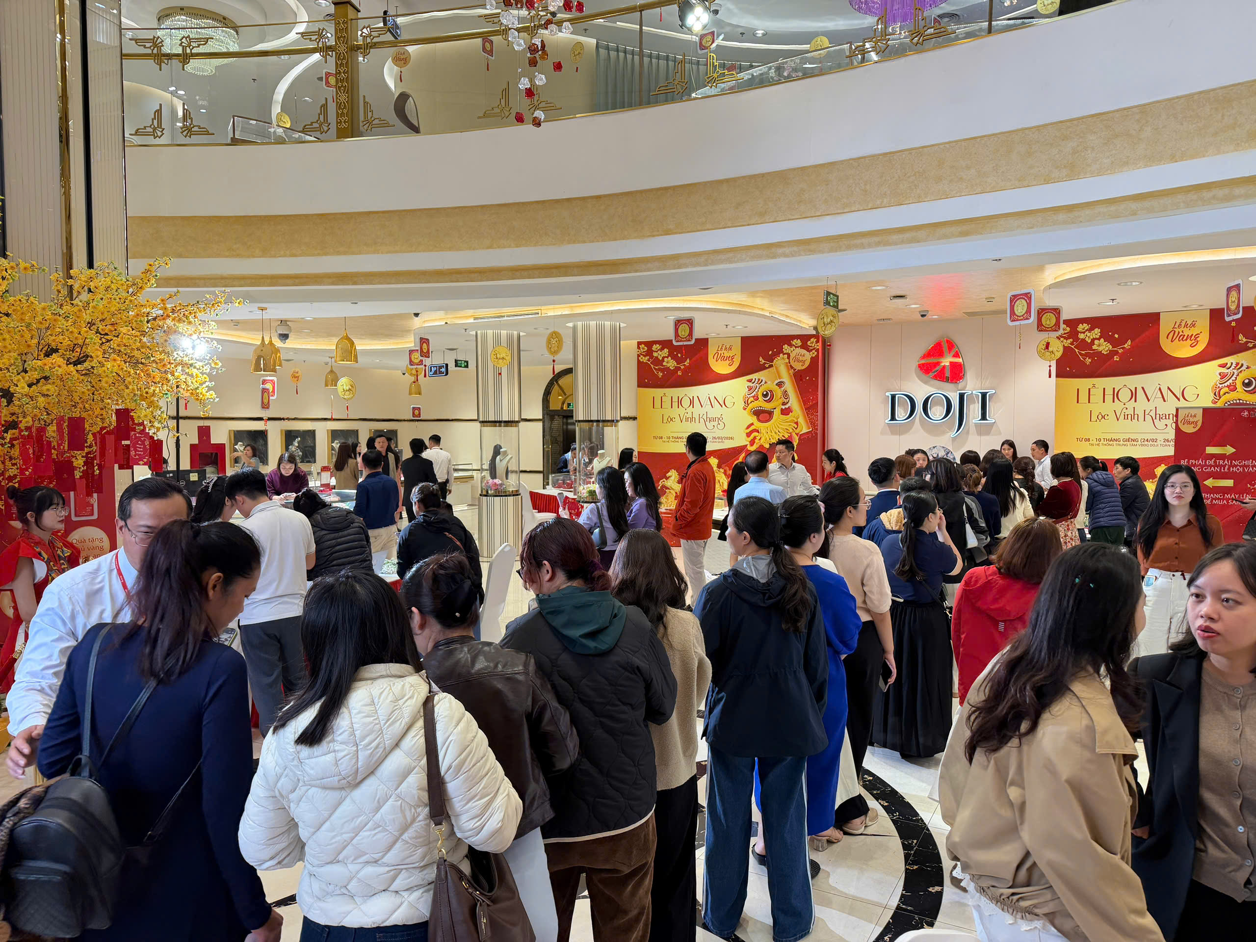 H&agrave; Nội s&ocirc;i động mua v&agrave;ng ng&agrave;y v&iacute;a Thần t&agrave;i 2026: Bảo vệ người ti&ecirc;u d&ugrave;ng hiệu quả - Ảnh 1.