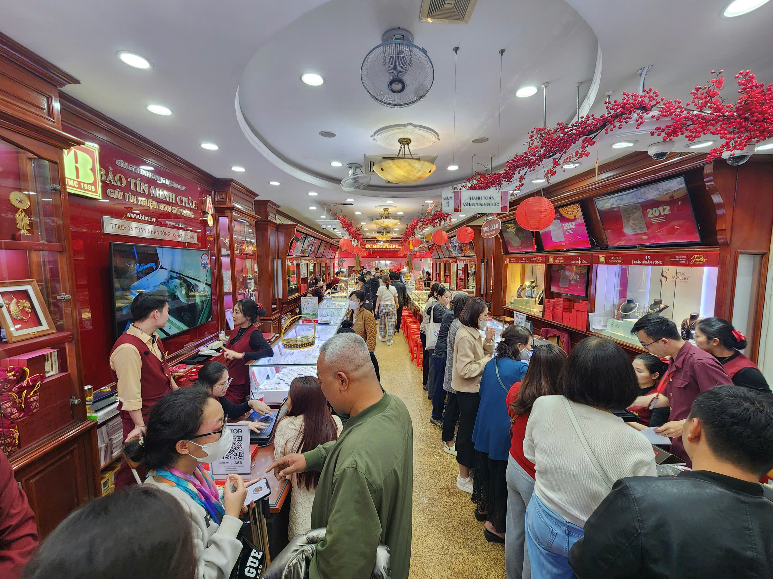 H&agrave; Nội s&ocirc;i động mua v&agrave;ng ng&agrave;y v&iacute;a Thần t&agrave;i 2026: Bảo vệ người ti&ecirc;u d&ugrave;ng hiệu quả - Ảnh 10.