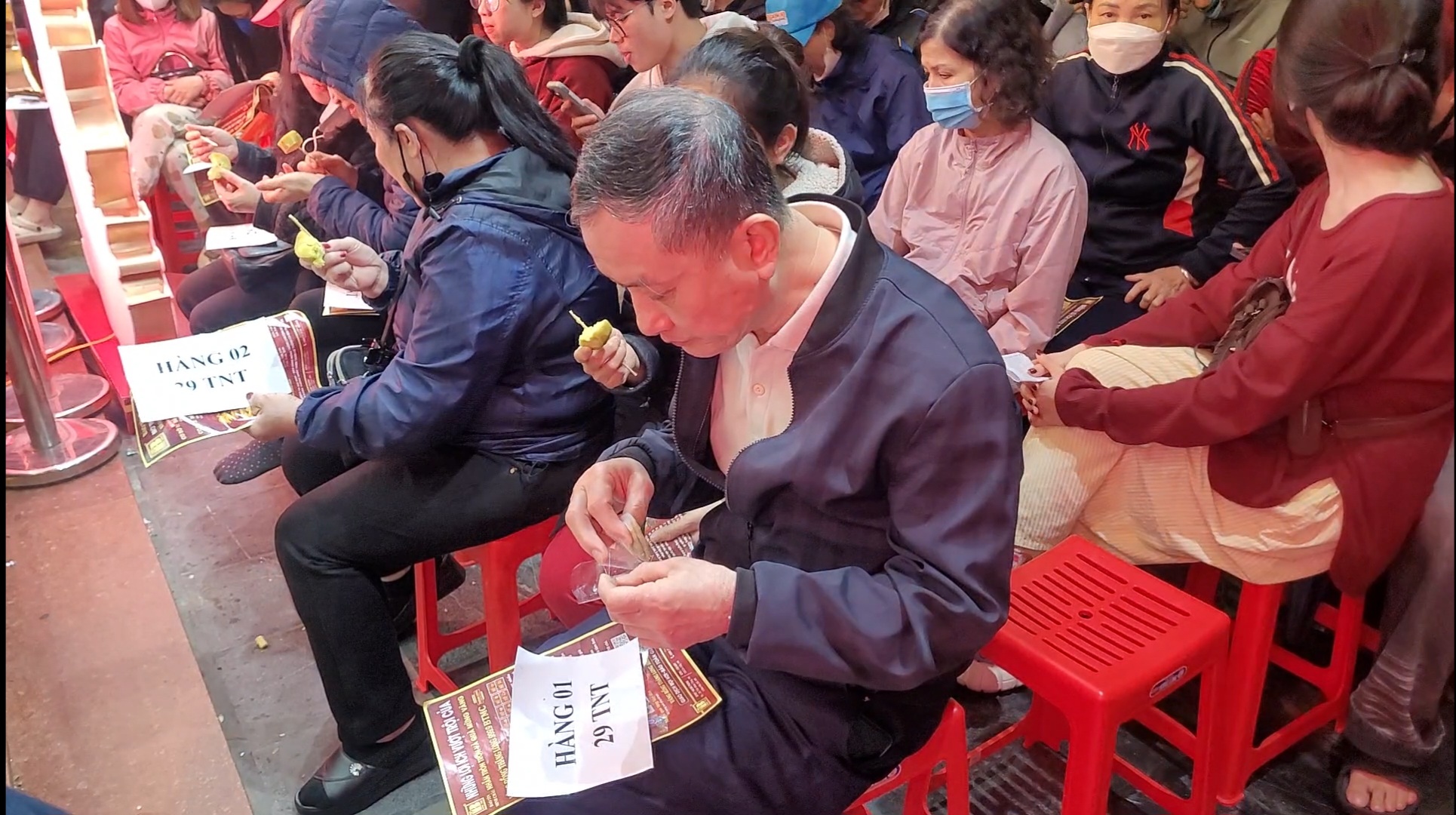 Hà Nội Tấp nập người dân mua vàng Thần Tài cầu may mắn ngày vía Thần Tài 2026 - Ảnh 3. Hà Nội Tấp nập người dân mua vàng Thần Tài cầu may mắn ngày vía Thần Tài 2026 - Ảnh 3.