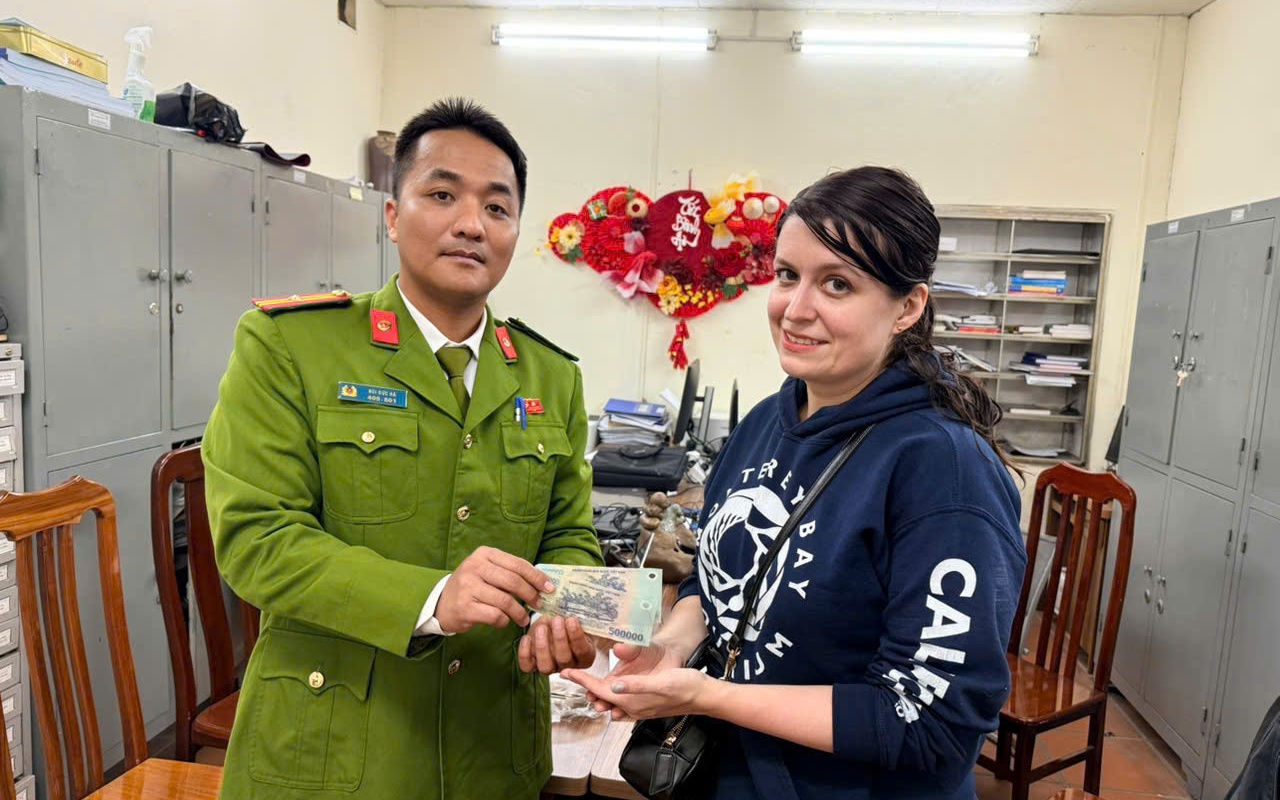 Hà Nội hoàn trả 800.000 đồng cho nữ du khách Mỹ bị tài xế xe ôm chặt chém 1 triệu đồng