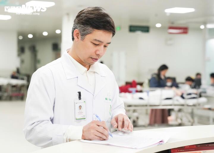 B&aacute;c sĩ BV Việt Đức: 'Bệnh nh&acirc;n tự ngồi dậy sau mổ l&agrave; m&oacute;n qu&agrave; 27/2 &yacute; nghĩa nhất' - Ảnh 1.