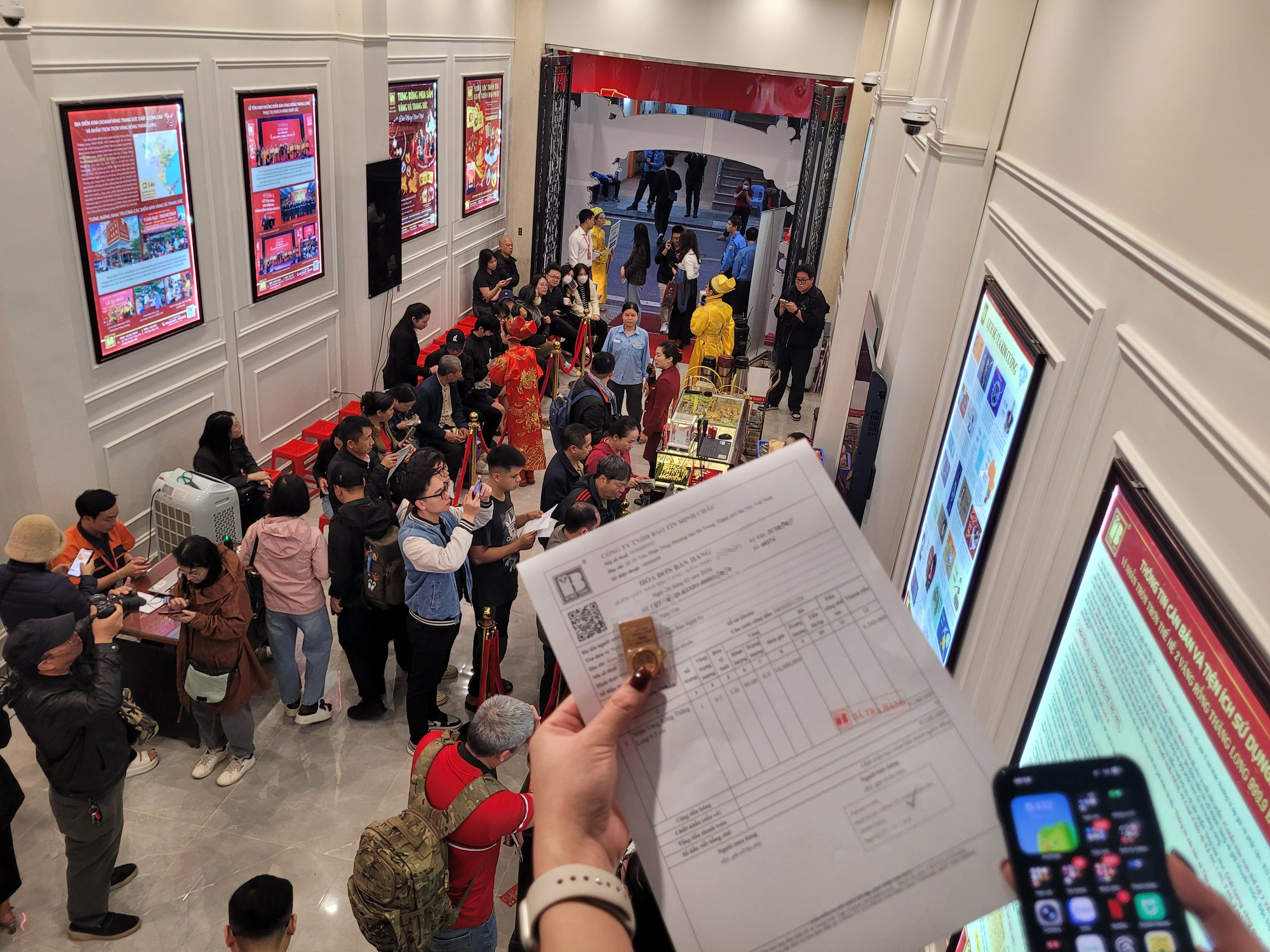 Mua v&agrave;ng ng&agrave;y v&iacute;a Thần T&agrave;i tại H&agrave; Nội: &Ocirc;ng B&igrave;nh ki&ecirc;n nhẫn xếp h&agrave;ng suốt đ&ecirc;m - Ảnh 10.