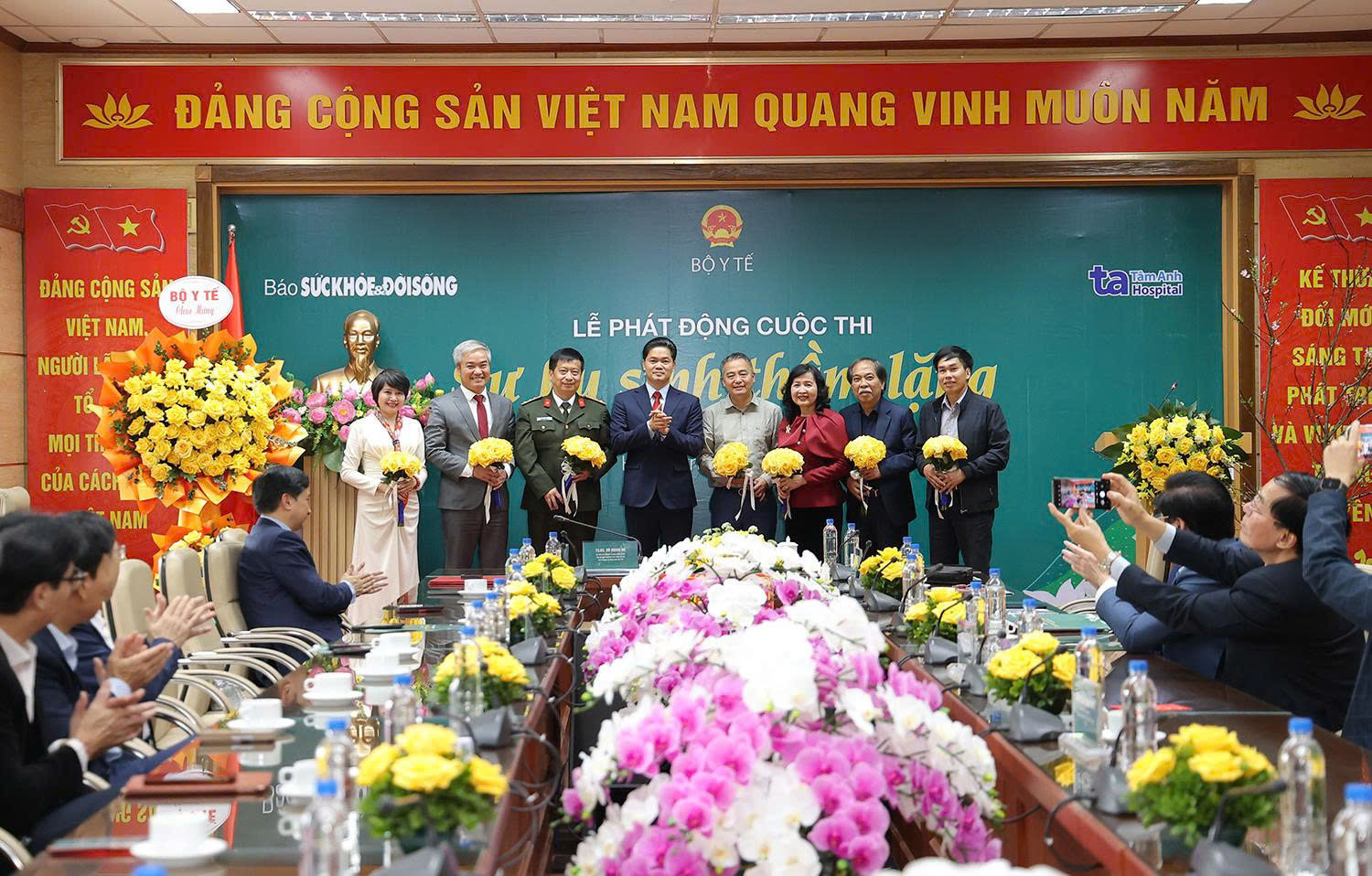 Thứ trưởng Thường trực Bộ Y tế, TS.BS Vũ Mạnh H&agrave; tặng hoa Hội đồng Gi&aacute;m khảo.