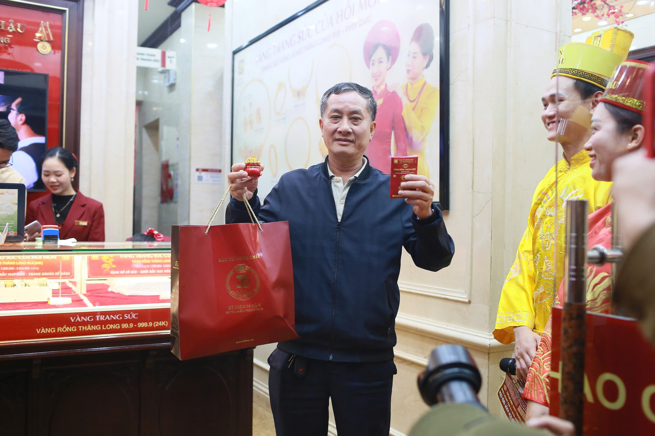 Mua v&agrave;ng ng&agrave;y v&iacute;a Thần T&agrave;i tại H&agrave; Nội: &Ocirc;ng B&igrave;nh ki&ecirc;n nhẫn xếp h&agrave;ng suốt đ&ecirc;m - Ảnh 3.