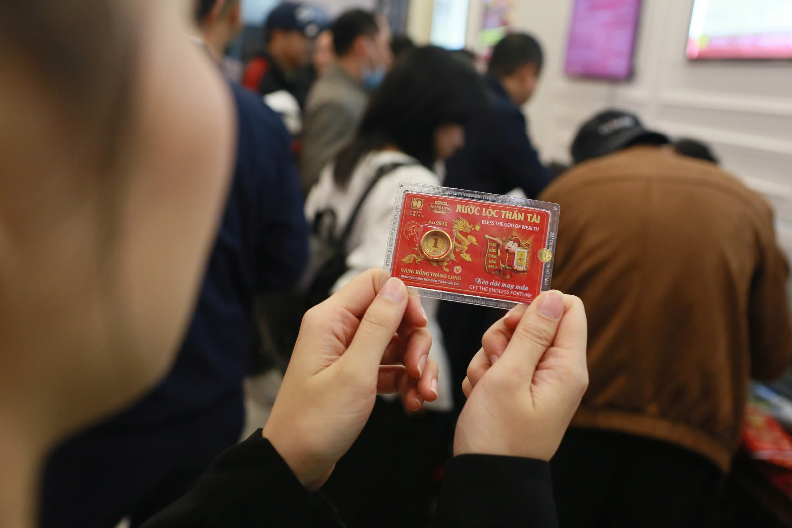 Mua v&agrave;ng ng&agrave;y v&iacute;a Thần T&agrave;i tại H&agrave; Nội: &Ocirc;ng B&igrave;nh ki&ecirc;n nhẫn xếp h&agrave;ng suốt đ&ecirc;m - Ảnh 7.