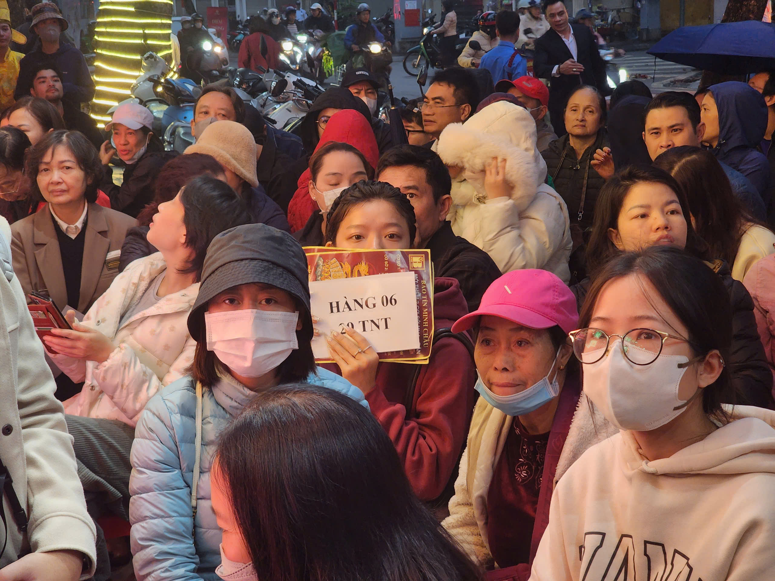 Mua v&agrave;ng ng&agrave;y v&iacute;a Thần T&agrave;i tại H&agrave; Nội: &Ocirc;ng B&igrave;nh ki&ecirc;n nhẫn xếp h&agrave;ng suốt đ&ecirc;m - Ảnh 4.