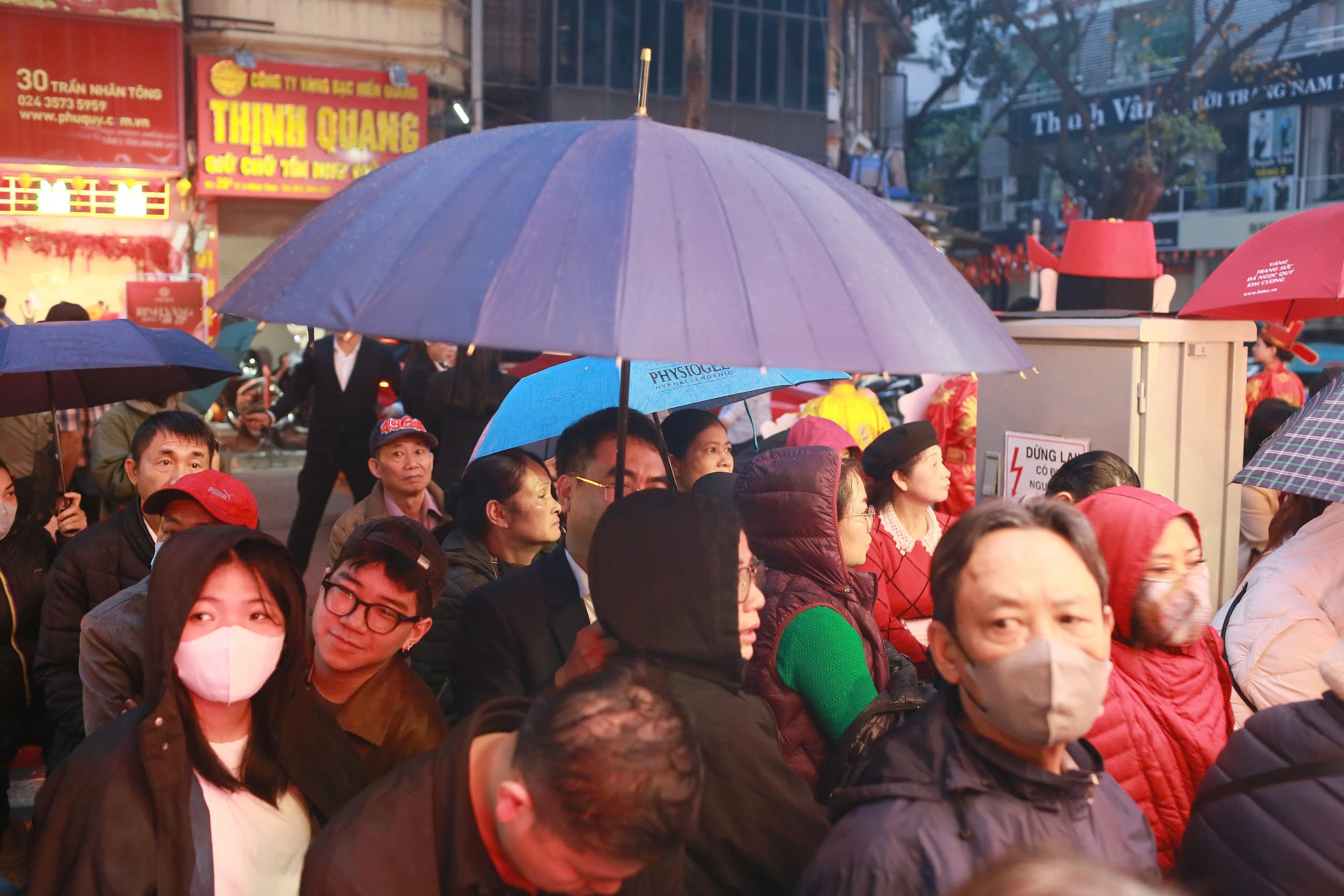 Mua v&agrave;ng ng&agrave;y v&iacute;a Thần T&agrave;i tại H&agrave; Nội: &Ocirc;ng B&igrave;nh ki&ecirc;n nhẫn xếp h&agrave;ng suốt đ&ecirc;m - Ảnh 6.