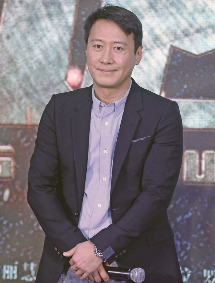 T&agrave;i tử từng khiến triệu c&ocirc; g&aacute;i si m&ecirc;, giờ k&iacute;n tiếng b&ecirc;n vợ k&eacute;m 20 tuổi - Ảnh 4.