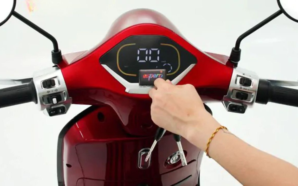 Trải Nghiệm Xe Máy Điện 19 Triệu Đồng: Thiết Kế Cổ Điển, Động Cơ 1600W, Chạy 95km/Lần Sạc
