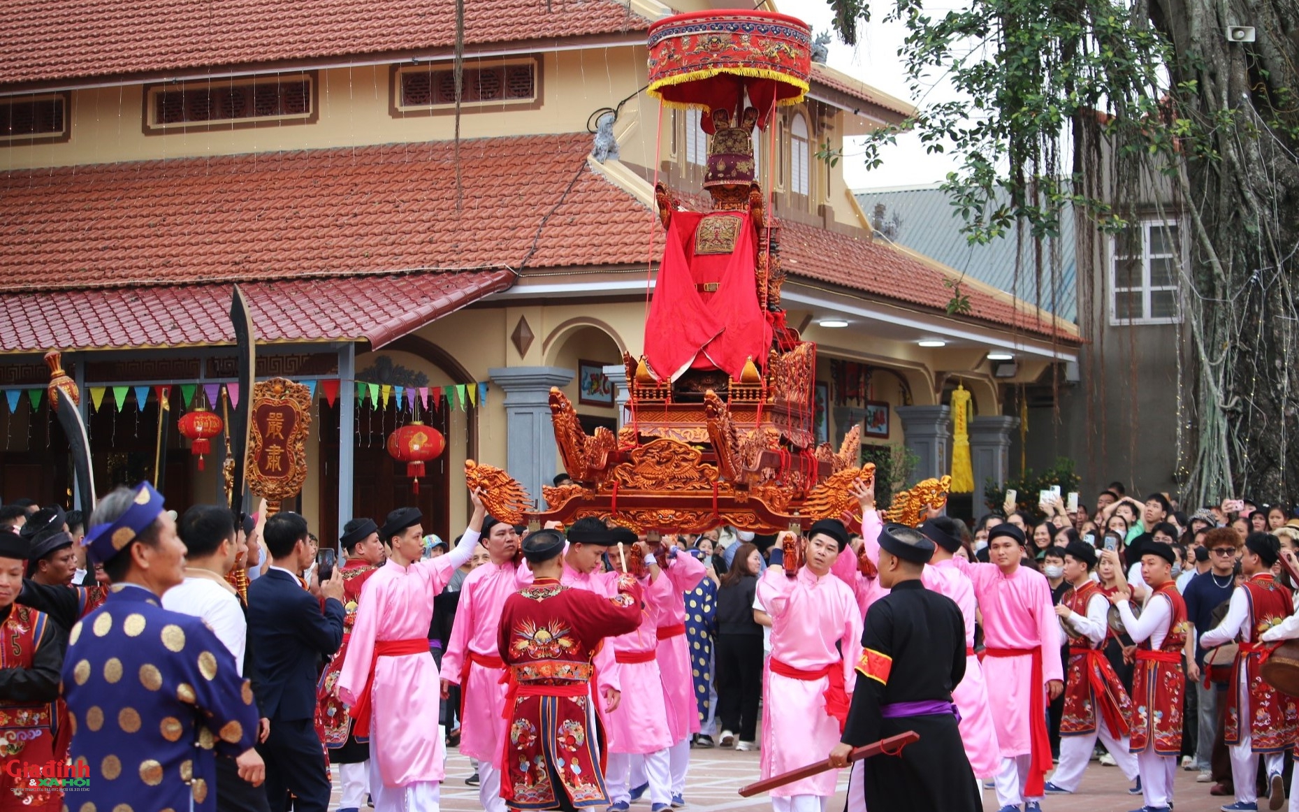 Hà Nội: Màn rước kiệu bay kỳ bí tại hội làng Chúc Sơn ngày đầu xuân