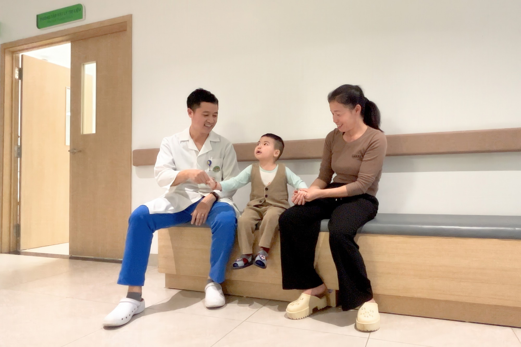 Em b&eacute; sống thực vật "hồi sinh" nhờ điều trị bằng thở oxy cao &aacute;p: Từ một ca bệnh kỳ diệu đến một hướng đi mới - Ảnh 2.