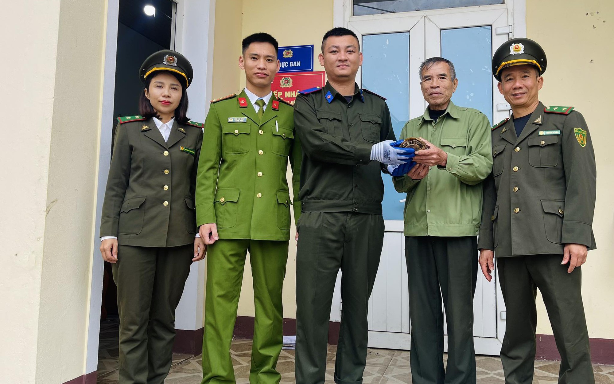 Động vật qu&yacute; hiếm đi lạc v&agrave;o vườn nh&agrave; d&acirc;n