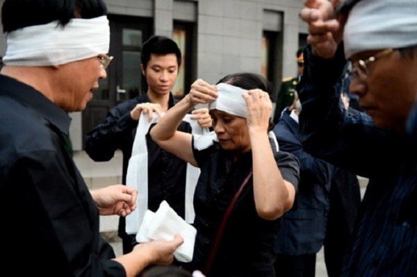 Những ai phải đeo khăn tang khi người th&acirc;n mất? - Ảnh 2.