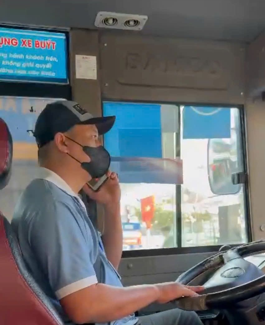 Tin sáng: Giá vàng tăng trở lại, người mua tại thương hiệu này ở Hà Nội cần lưu ý; miền Bắc có thể đón không khí lạnh mạnh trước Tết - Ảnh 6. Khánh Hòa: Xử phạt 2 tài xế xe buýt vừa lái xe vừa nghe điện thoại - Ảnh 2.