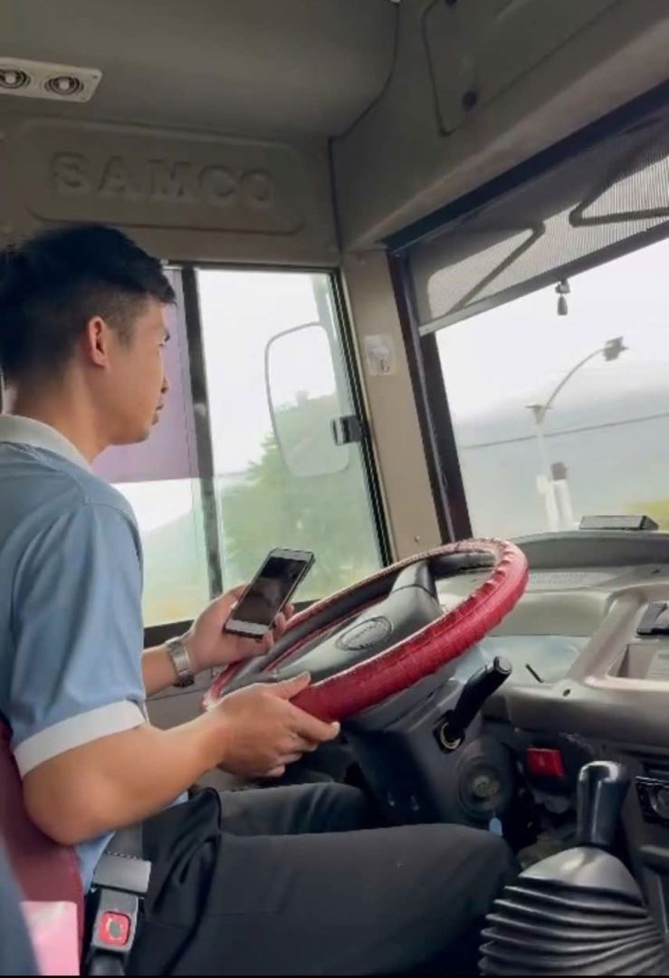 Tin sáng: Giá vàng tăng trở lại, người mua tại thương hiệu này ở Hà Nội cần lưu ý; miền Bắc có thể đón không khí lạnh mạnh trước Tết - Ảnh 5. Khánh Hòa: Xử phạt 2 tài xế xe buýt vừa lái xe vừa nghe điện thoại - Ảnh 1.