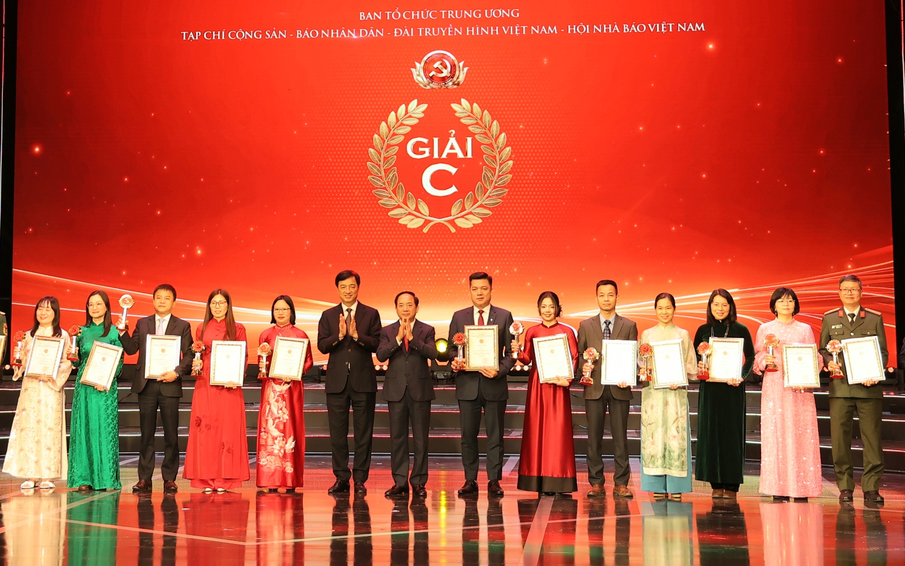 B&aacute;o Sức khỏe v&agrave; Đời sống vinh dự nhận giải C Giải b&aacute;o ch&iacute; B&uacute;a liềm V&agrave;ng 2025- Ảnh 1.